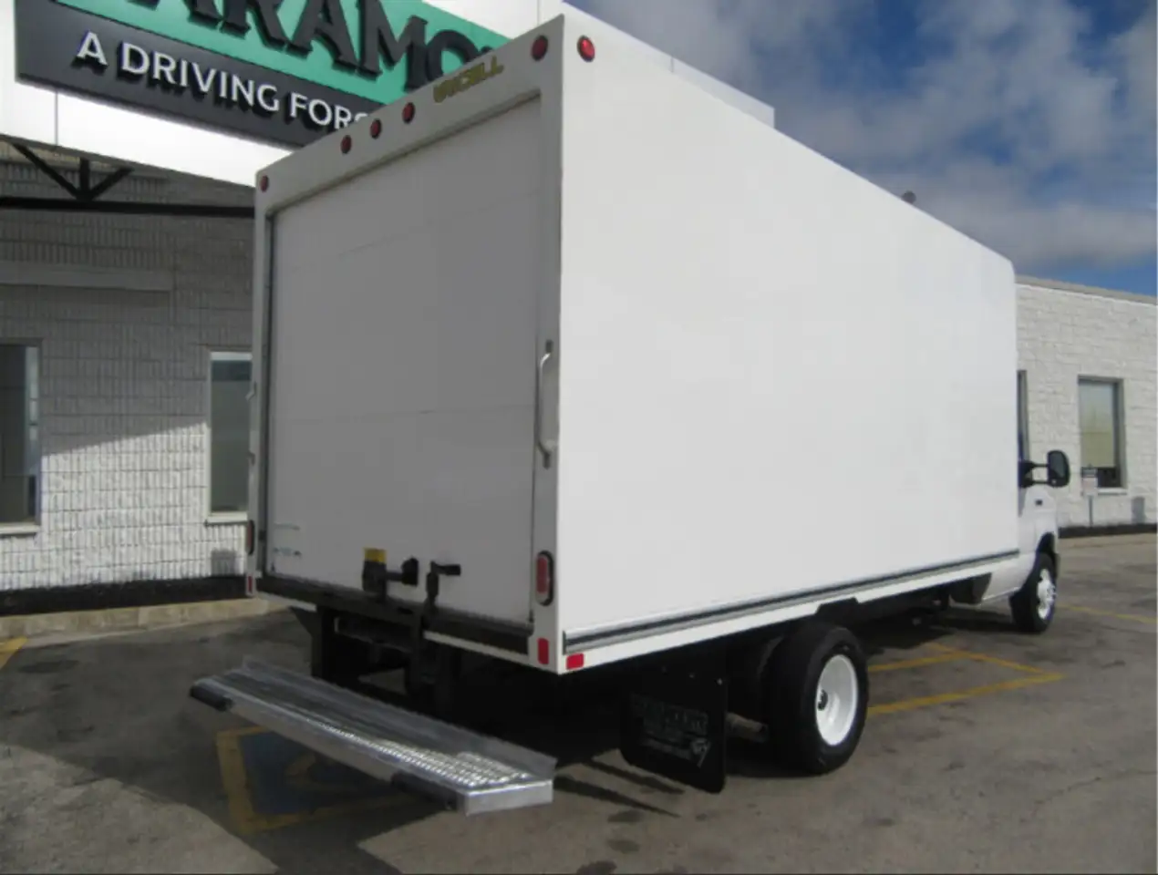 Ford E-450 Super Duty DRW снимка Ford E-450 Super Duty DRW