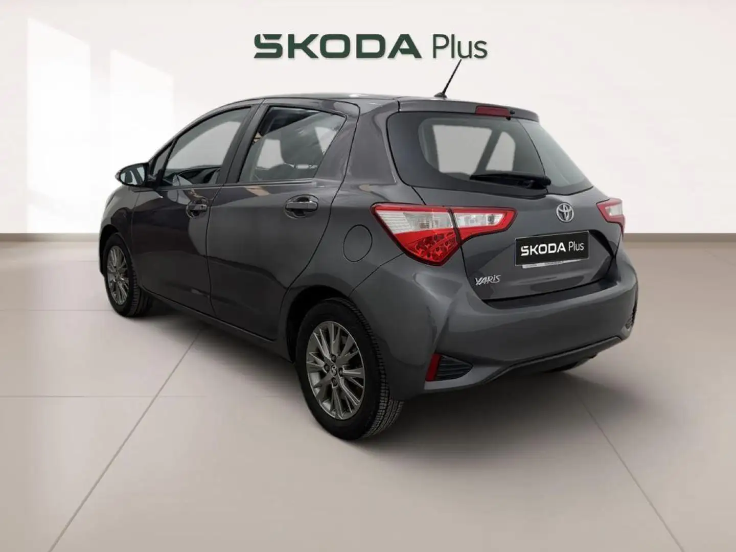Toyota Yaris Van 1.0 70 Business 51 kW (69 CV) Gris - 2