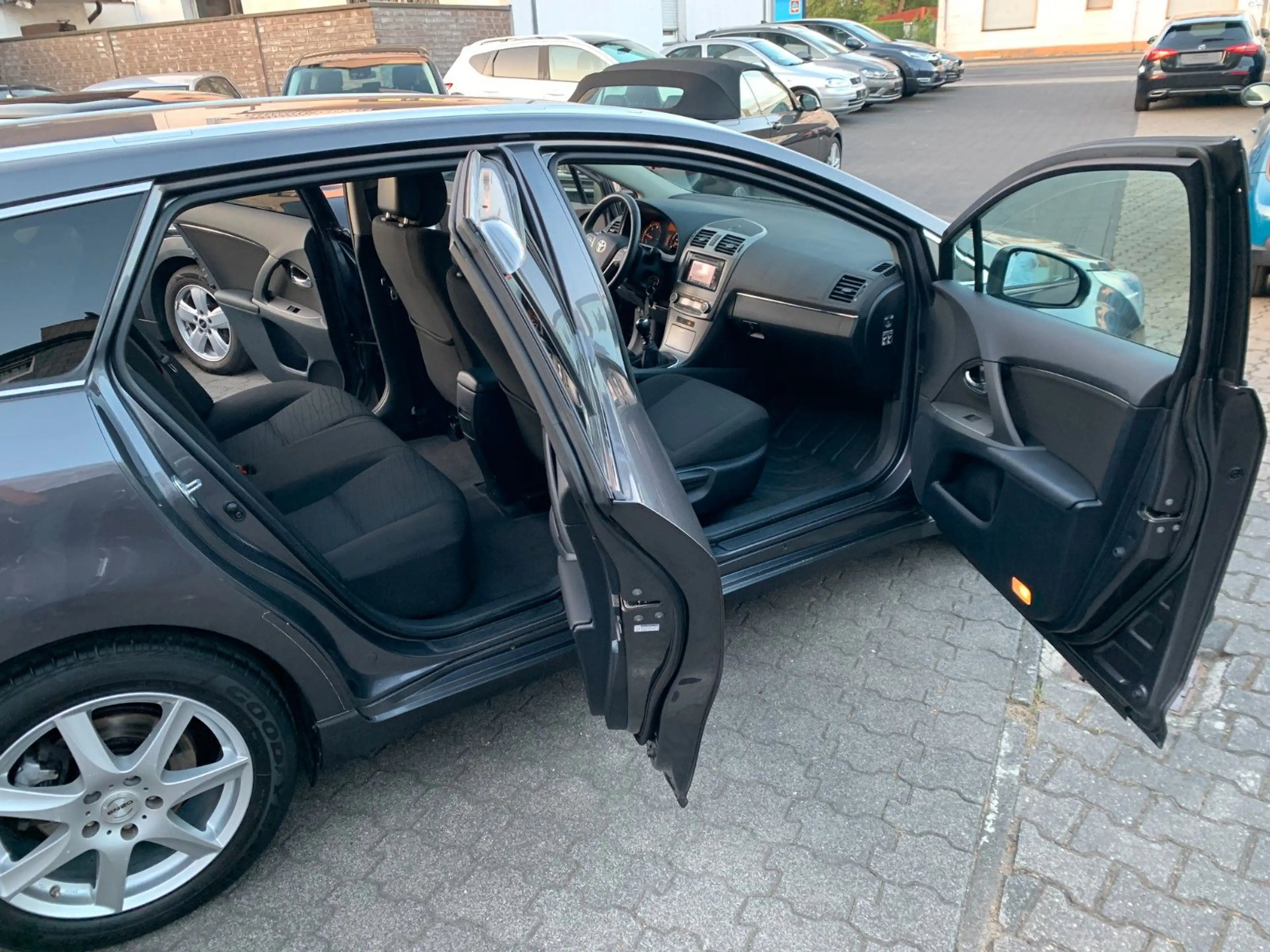 Toyota Avensis Kombi 2.2 Diesel Edition Service Heft — photo 9