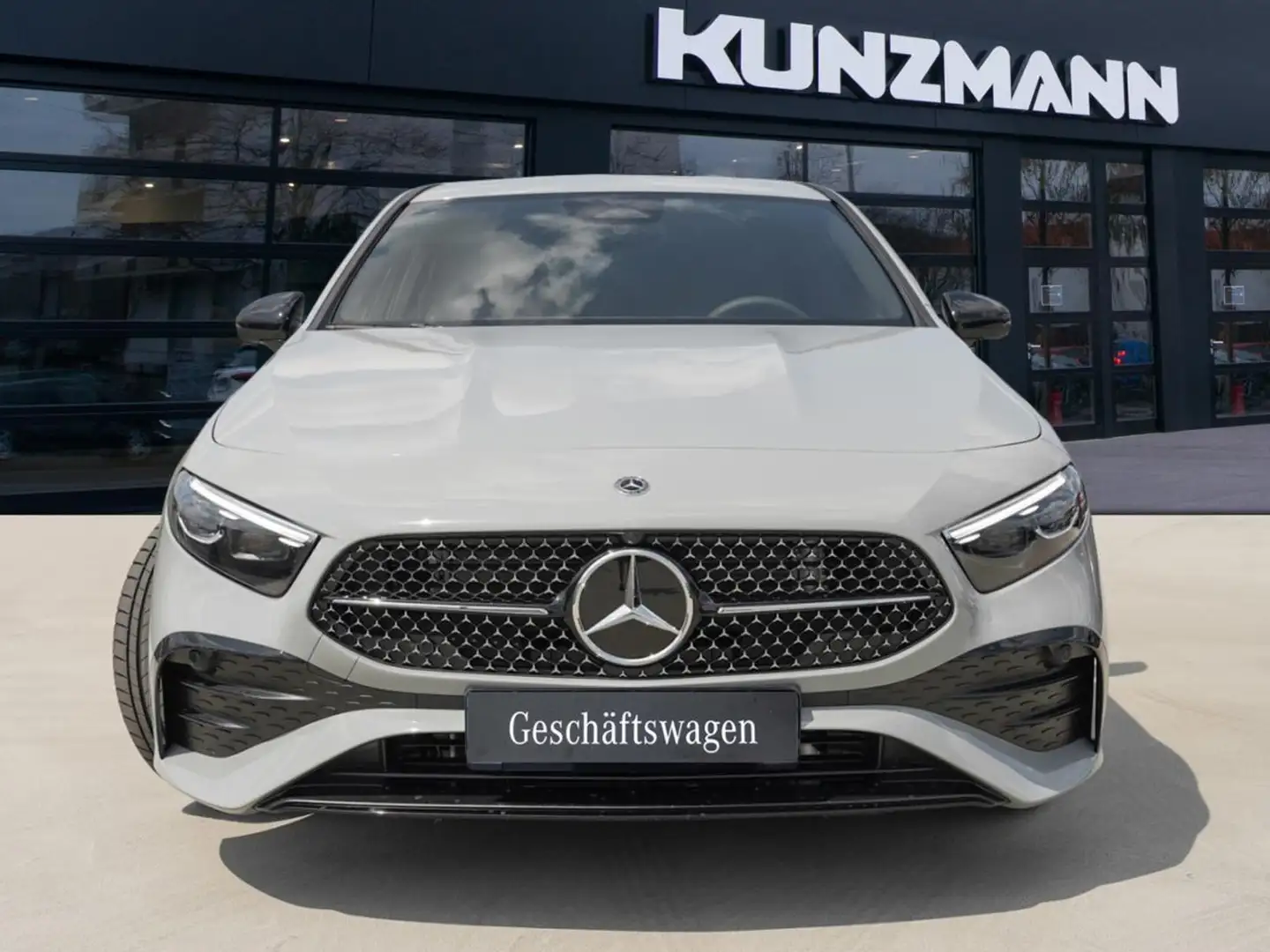 Mercedes-Benz A 180 Kompaktlimousine AMG Night MBUX Navi-Prem. Grau - 2