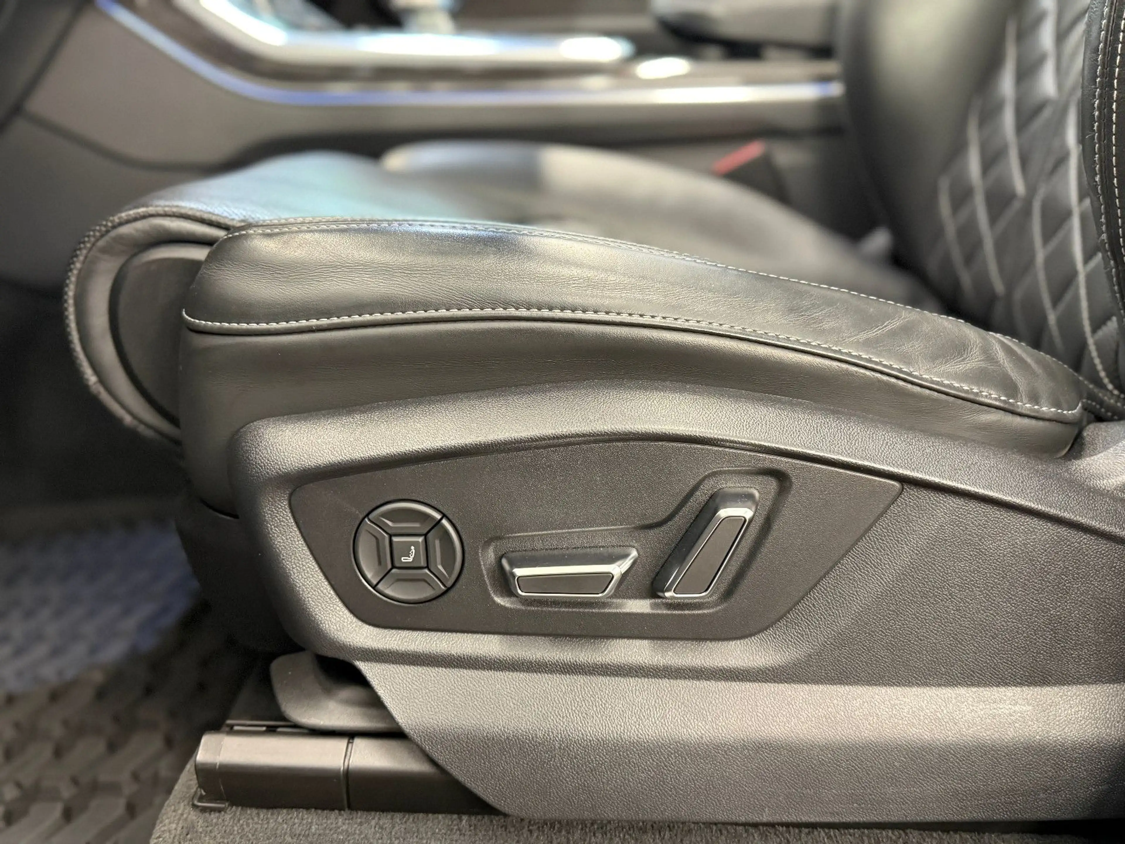 Audi SQ7 4.0 TDI quattro 22" LASER STHZG MASSAGE AHK — photo 12