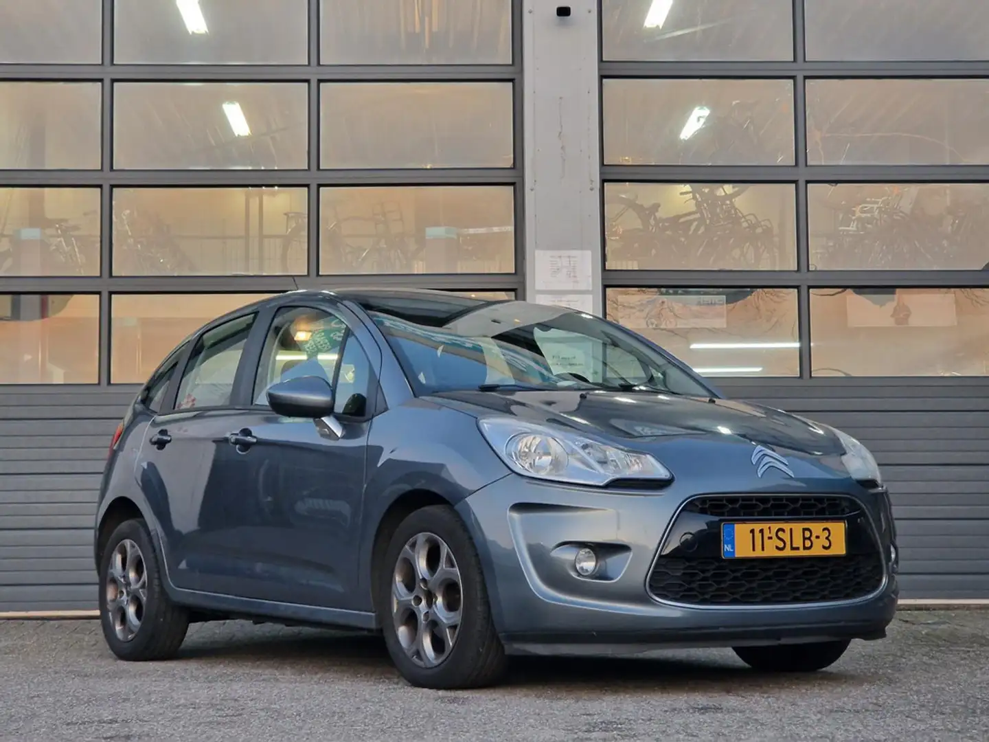 Citroen C3 1.6 e-HDi Dynamique Panoramadak Grijs - 2