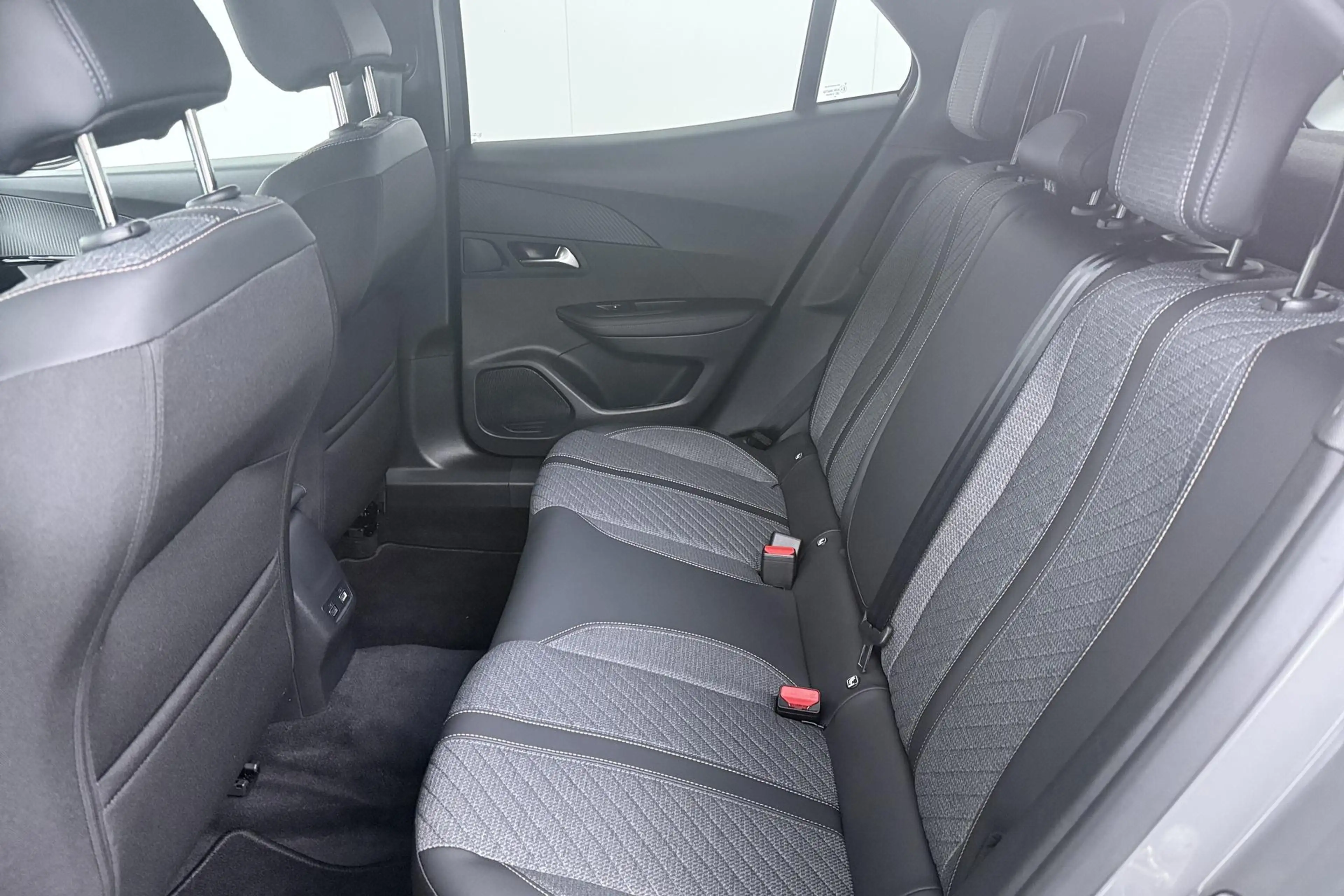 Peugeot e-2008 EV Allure 54 kWh | SOH 95.4% | Adaptieve Cruise Co — photo 14