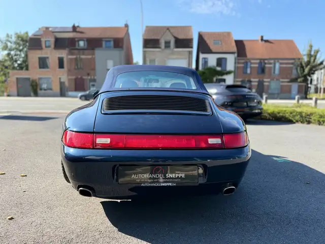 Porsche 911 view 6