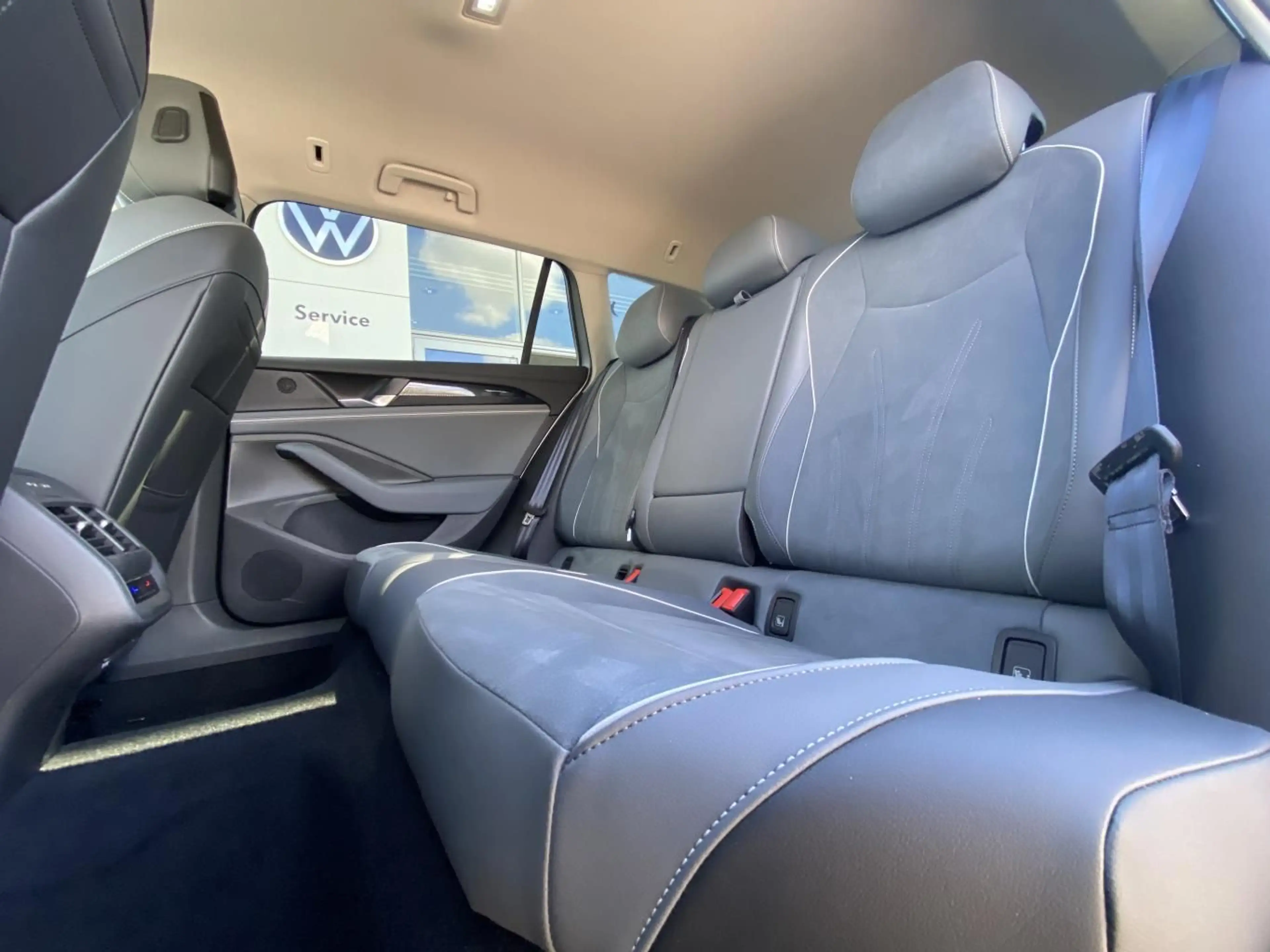 Volkswagen Passat Variant 1.5 TSI DSG Business HEAD-UP+APP- — photo 10