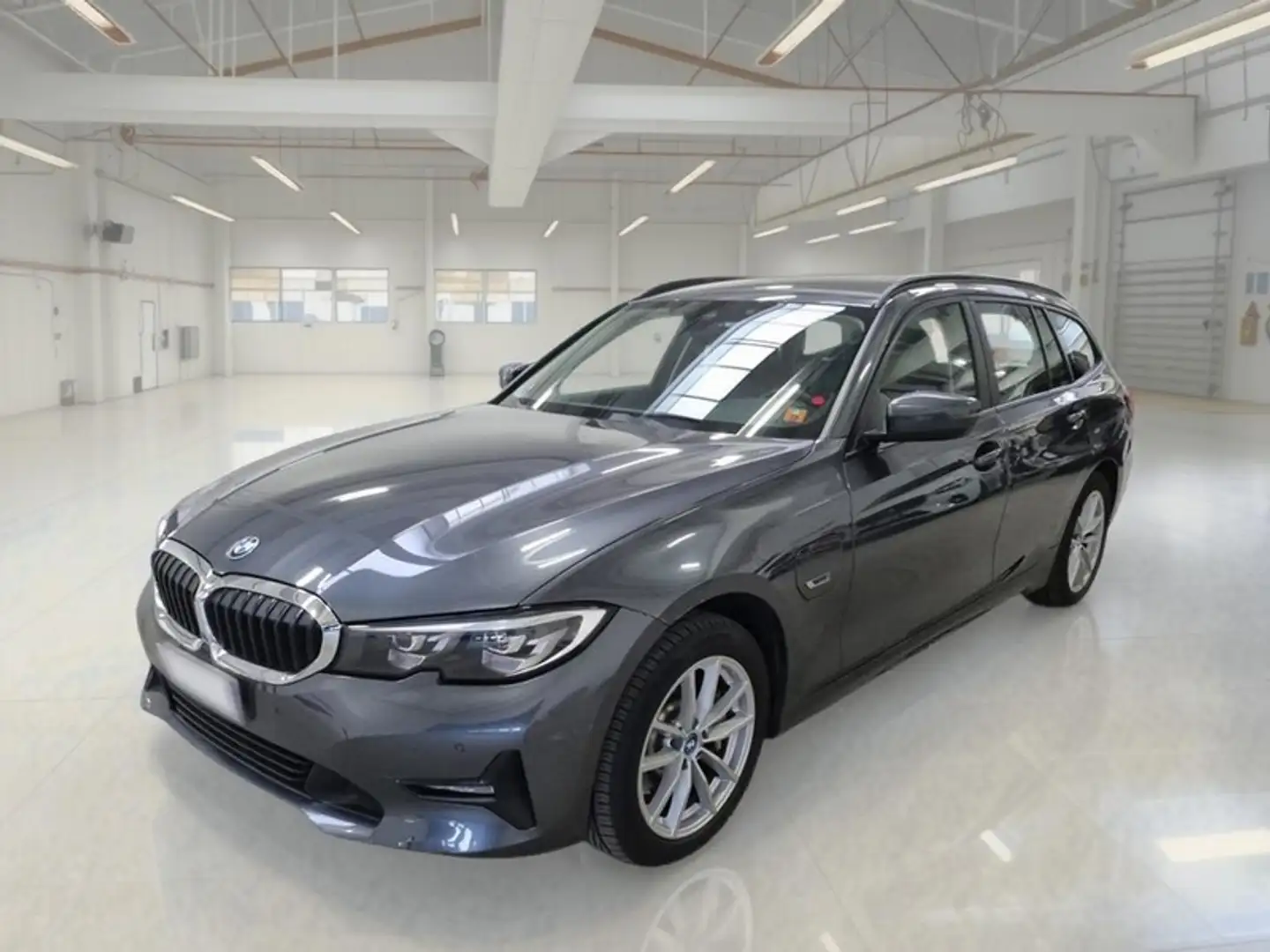 BMW 330 330e xDrive Business Advantage Touring auto - 1