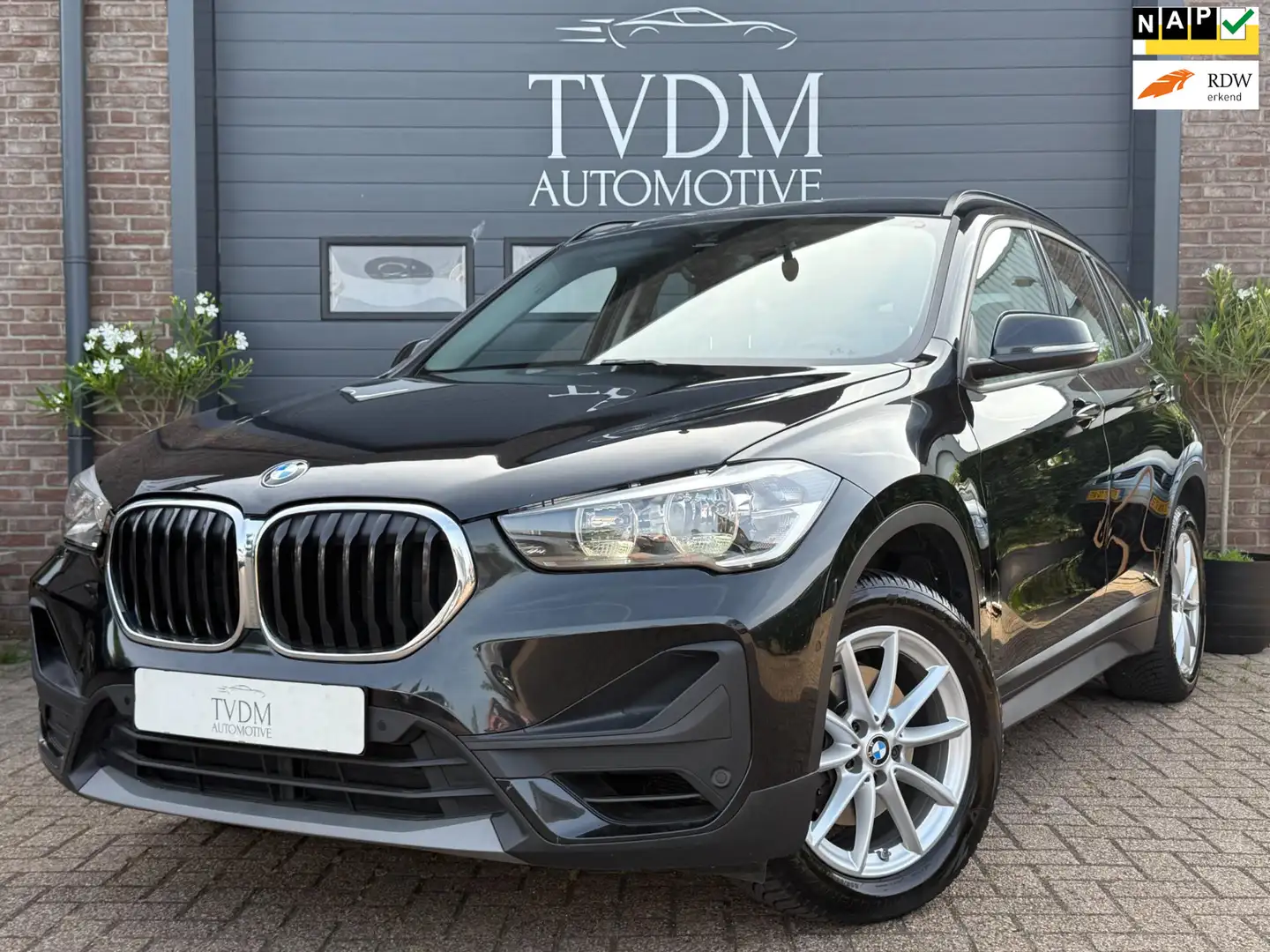 BMW X1 SDrive18i Executive|NAVI|CLIMATE|CRUISE|PARKEERSEN Zwart - 1