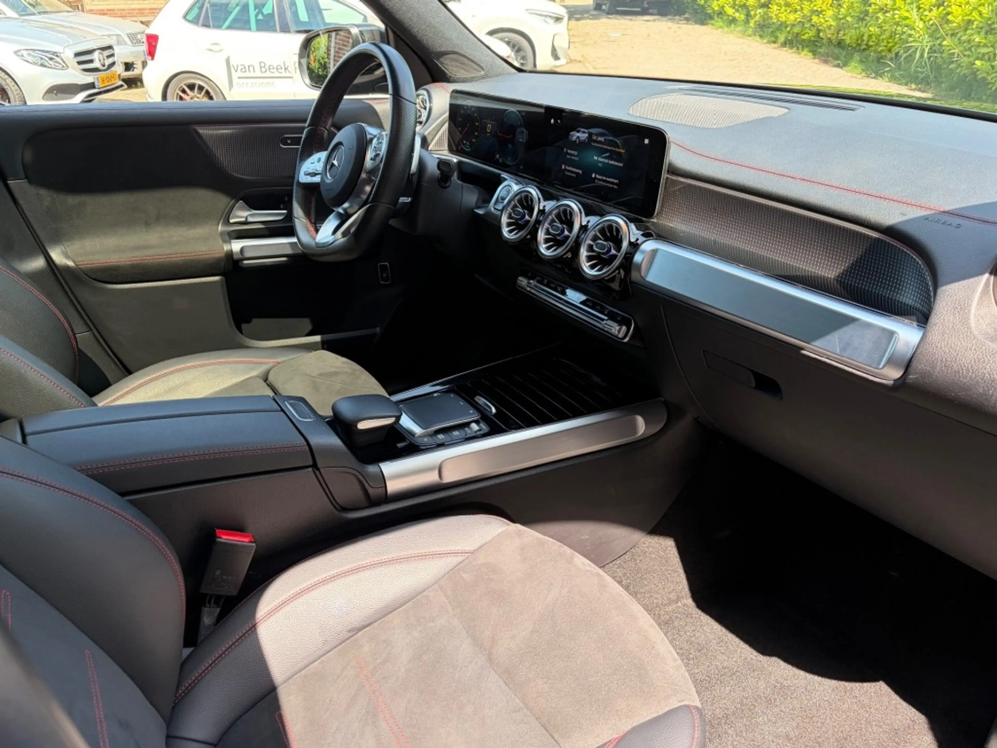 Mercedes-Benz EQB 300 4Matic AMG 7 ZITS Pano — photo 10