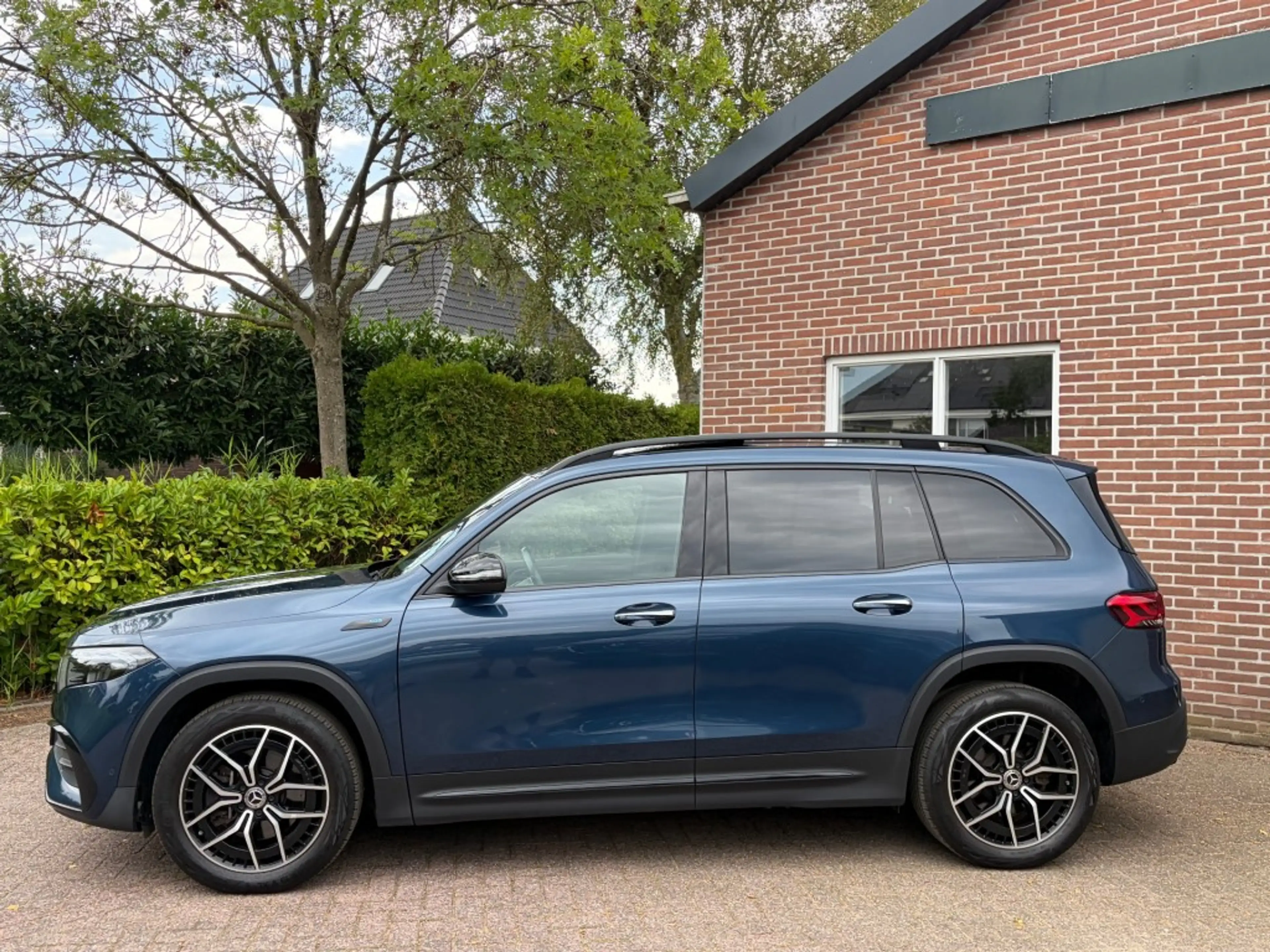 Mercedes-Benz EQB 300 4Matic AMG 7 ZITS Pano — photo 3