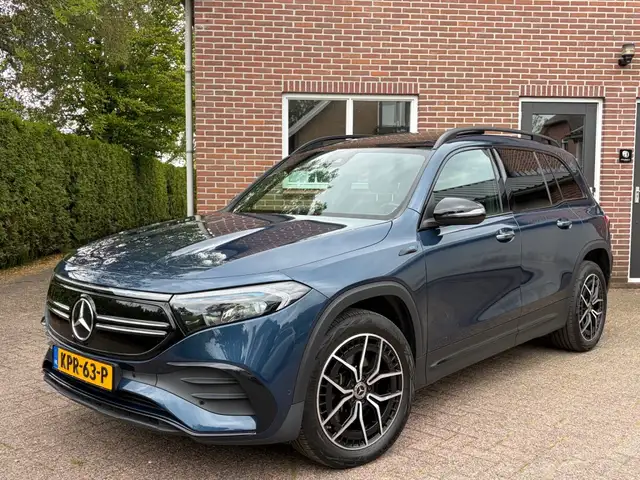 Mercedes-Benz EQB 300 300 4Matic AMG 7 ZITS Pano