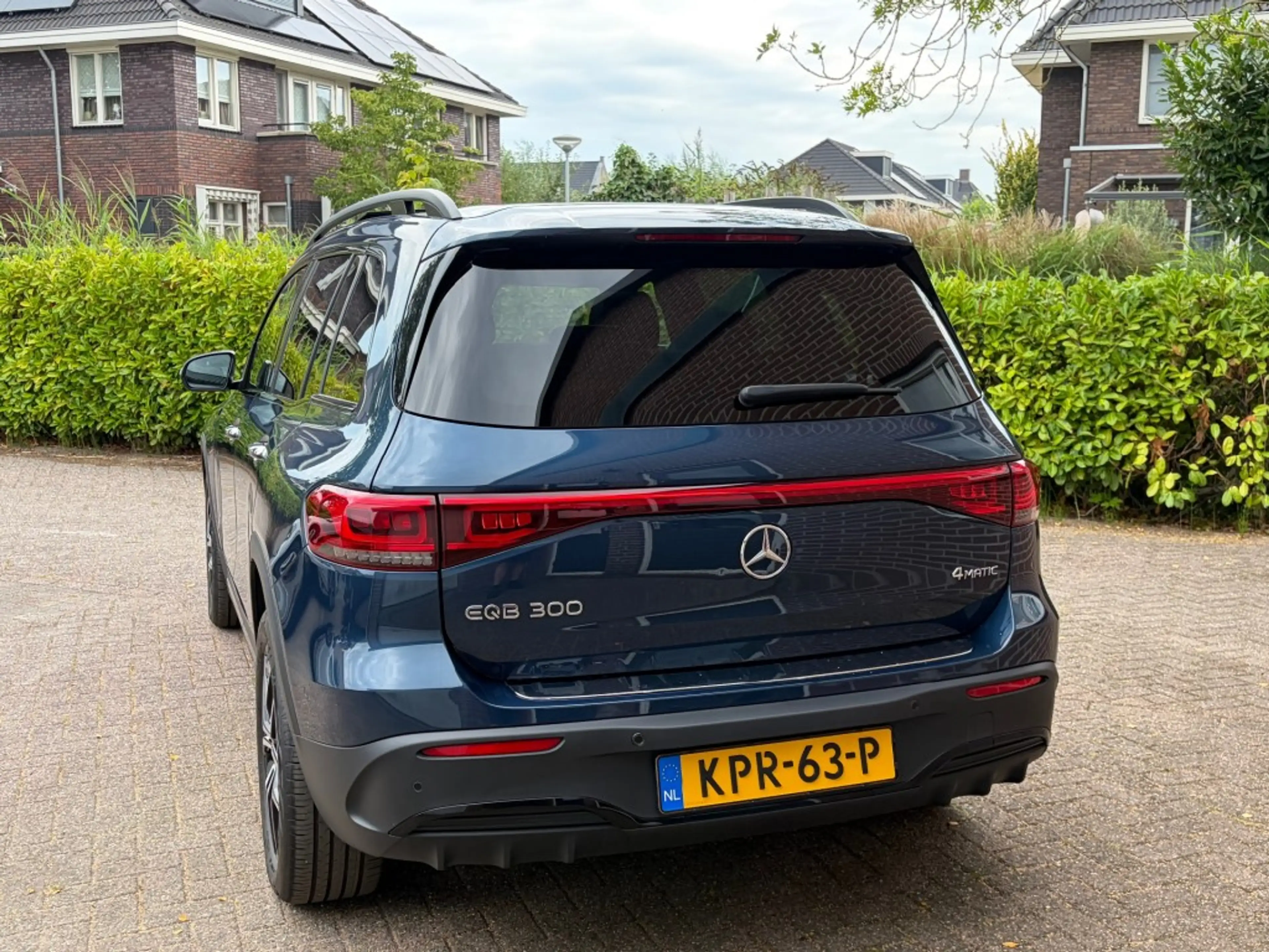 Mercedes-Benz EQB 300 4Matic AMG 7 ZITS Pano — photo 8