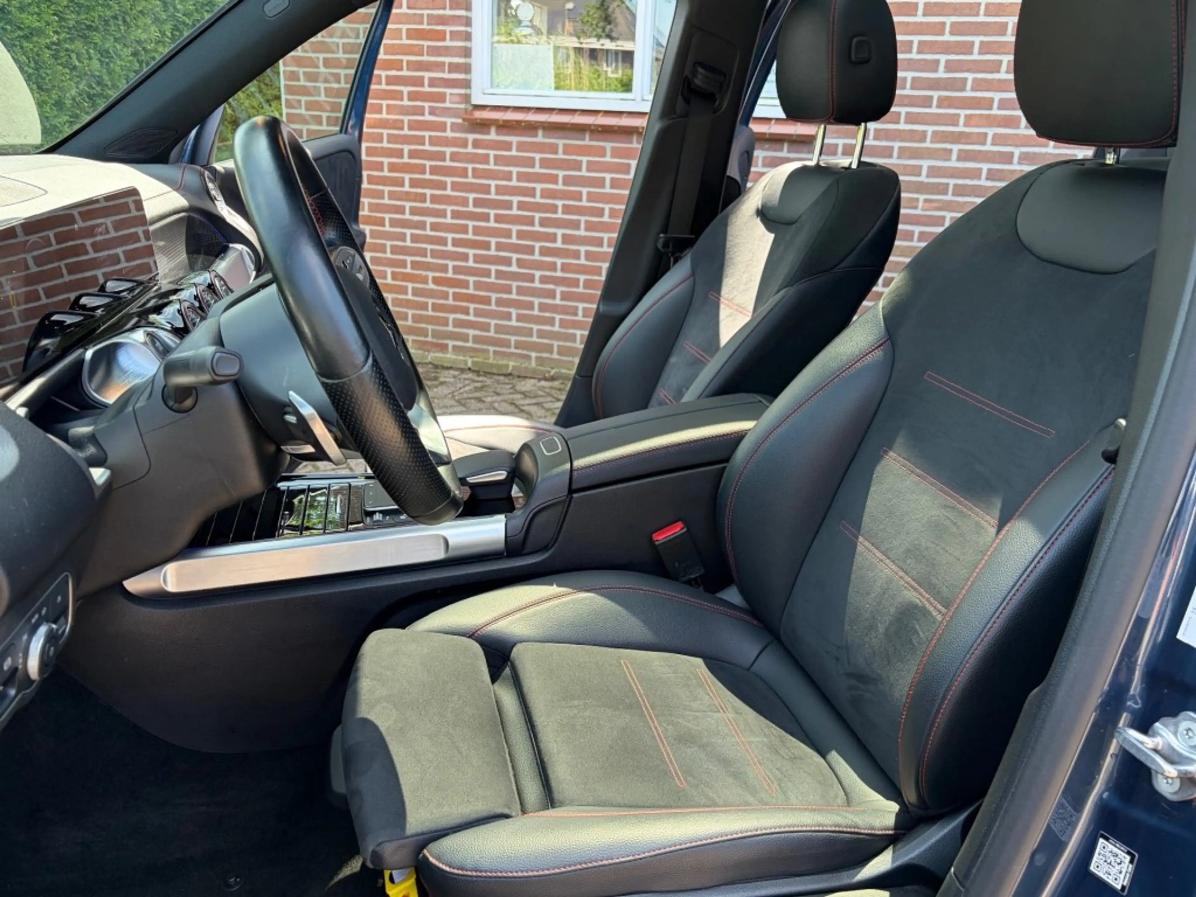 Mercedes-Benz EQB 300 4Matic AMG 7 ZITS Pano — photo 11