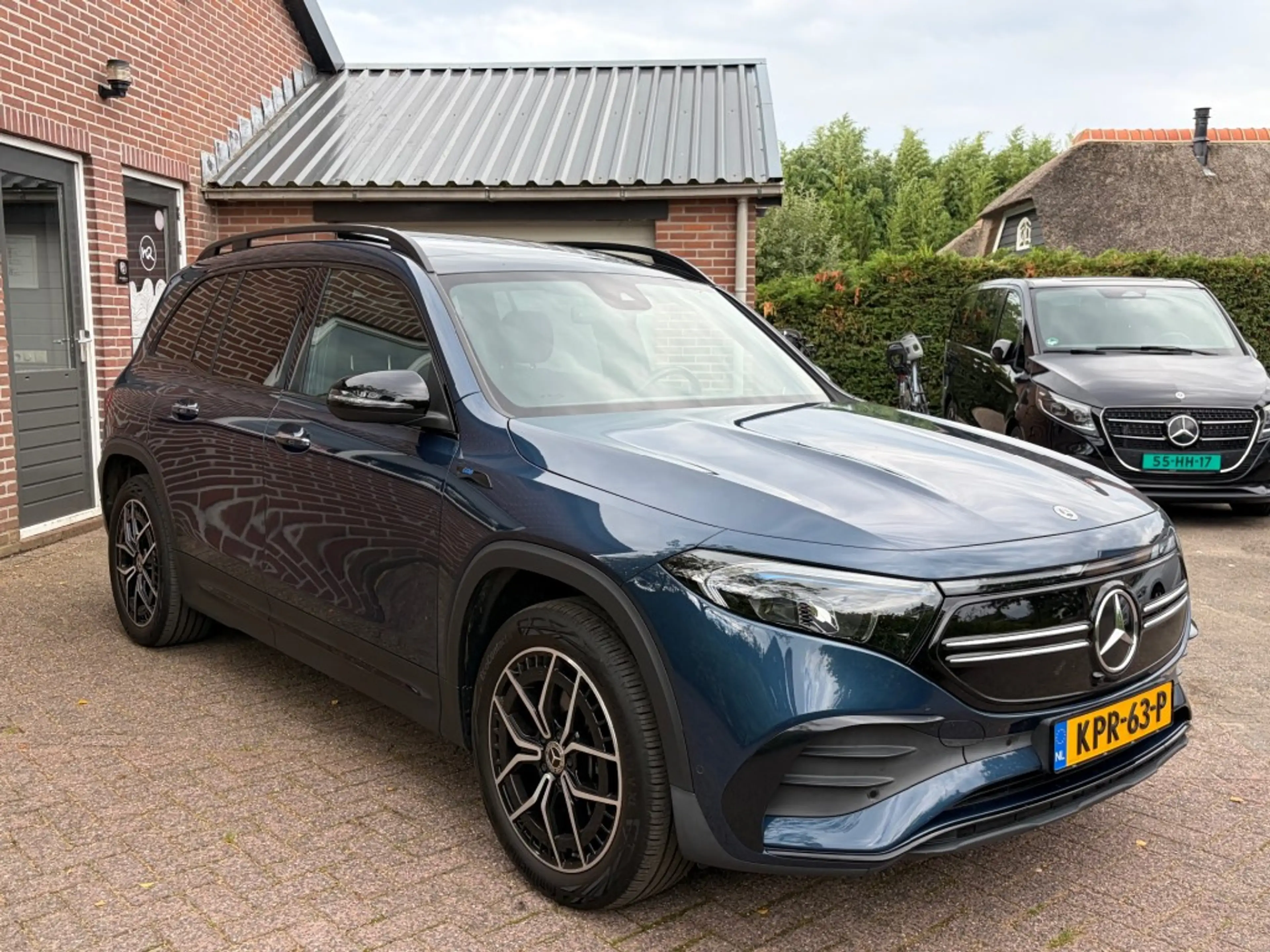 Mercedes-Benz EQB 300 4Matic AMG 7 ZITS Pano — photo 6