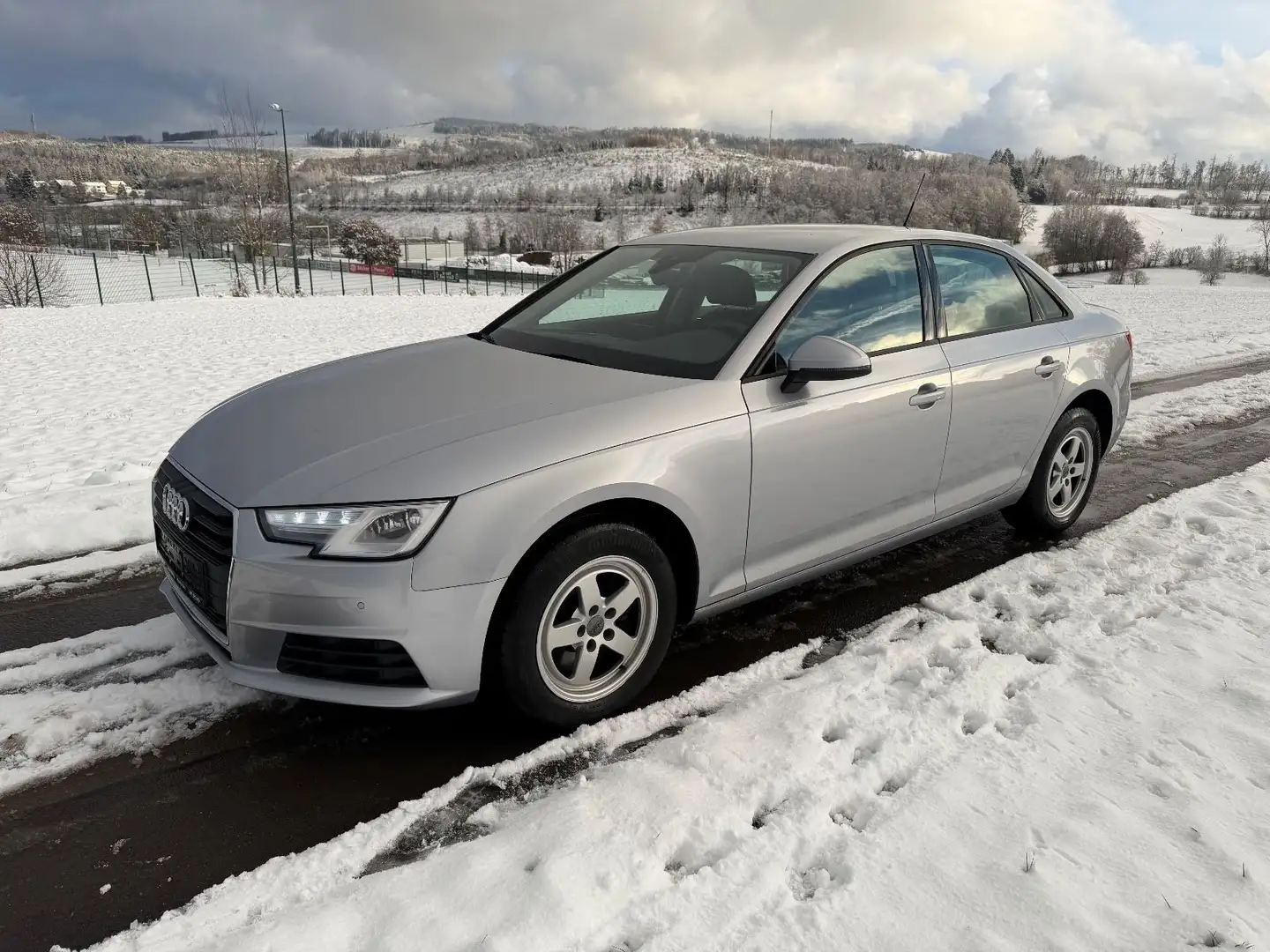 Audi A4 2.0TDI Limousine 150ps Silber - 2