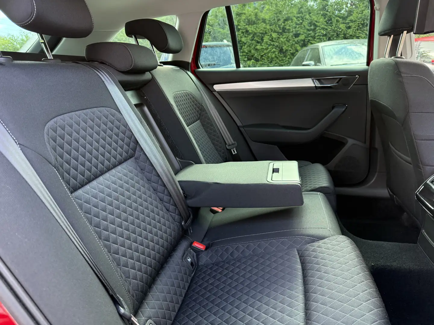 Skoda Superb Combi PHEV iV Aut. Pano | Trekhaak | Navi & CarPla Czerwony - 2