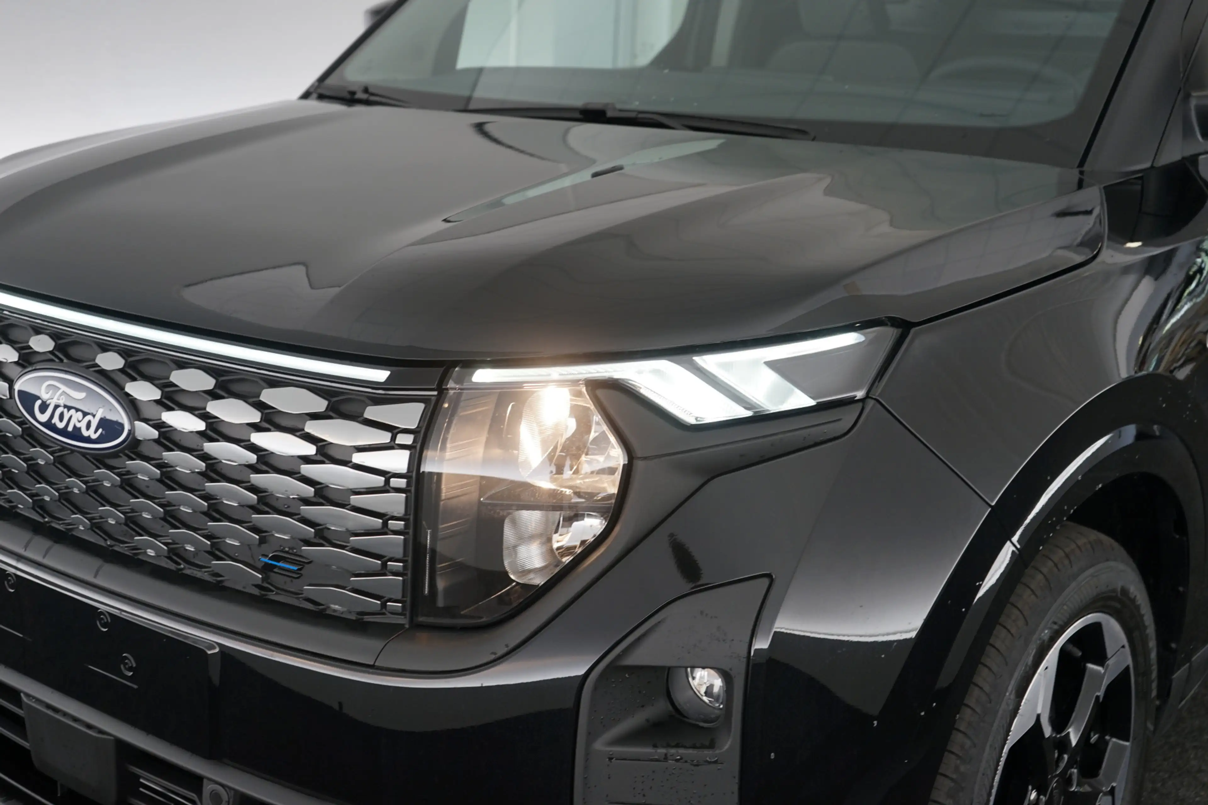 Ford E-Transit Cour. Limited 44 kWh — photo 6