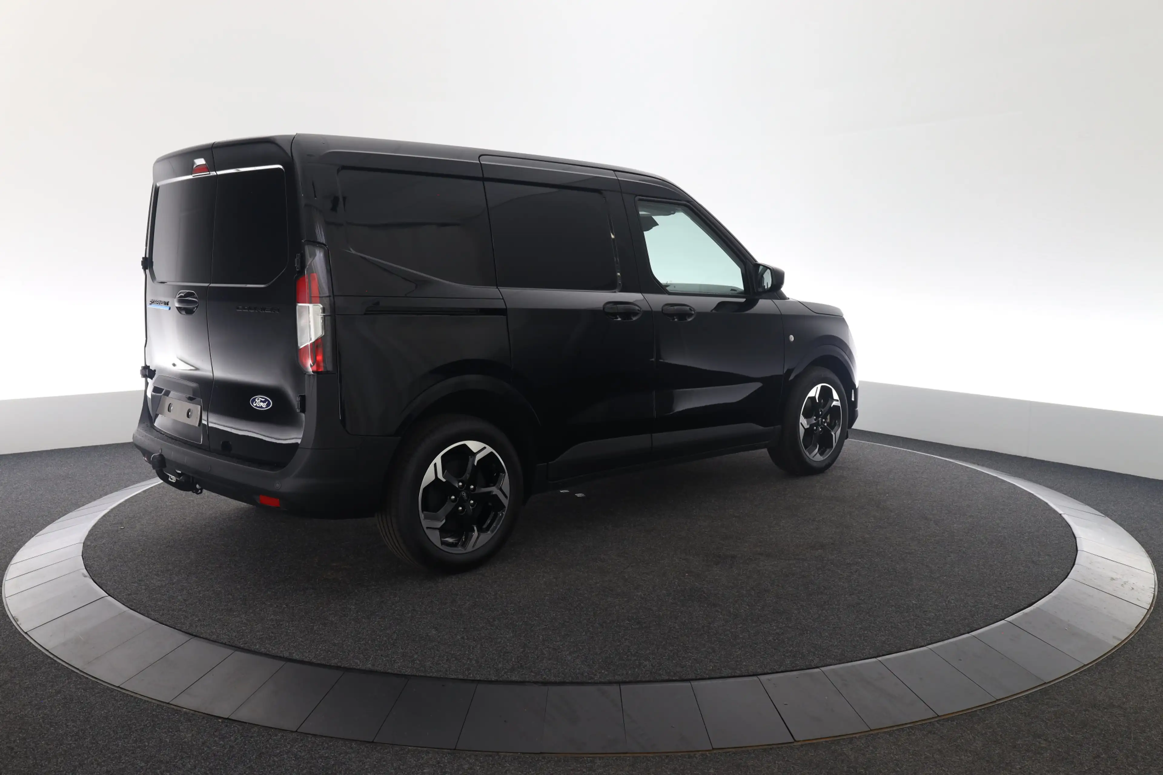 Ford E-Transit Cour. Limited 44 kWh — photo 2