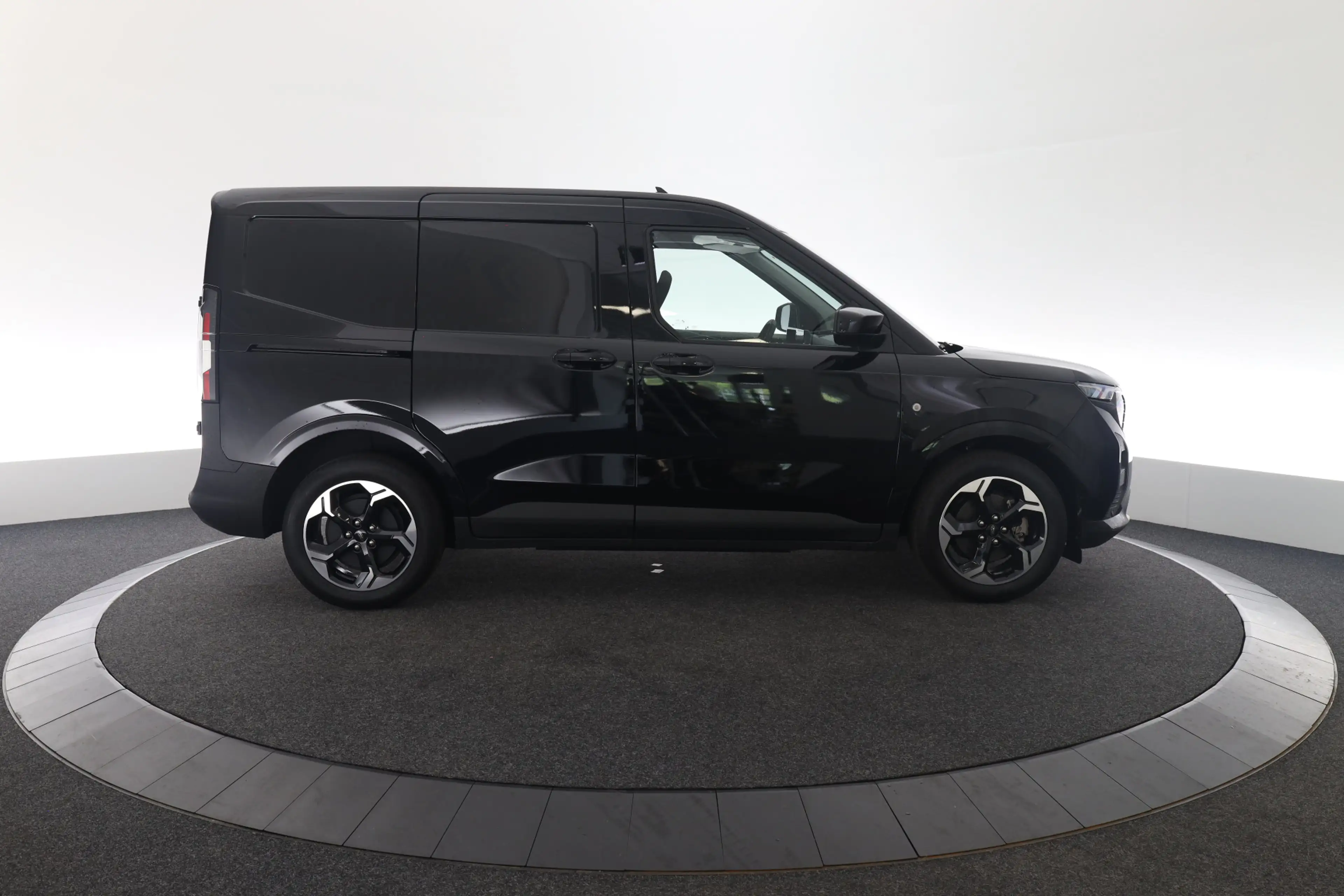 Ford E-Transit Cour. Limited 44 kWh — photo 3