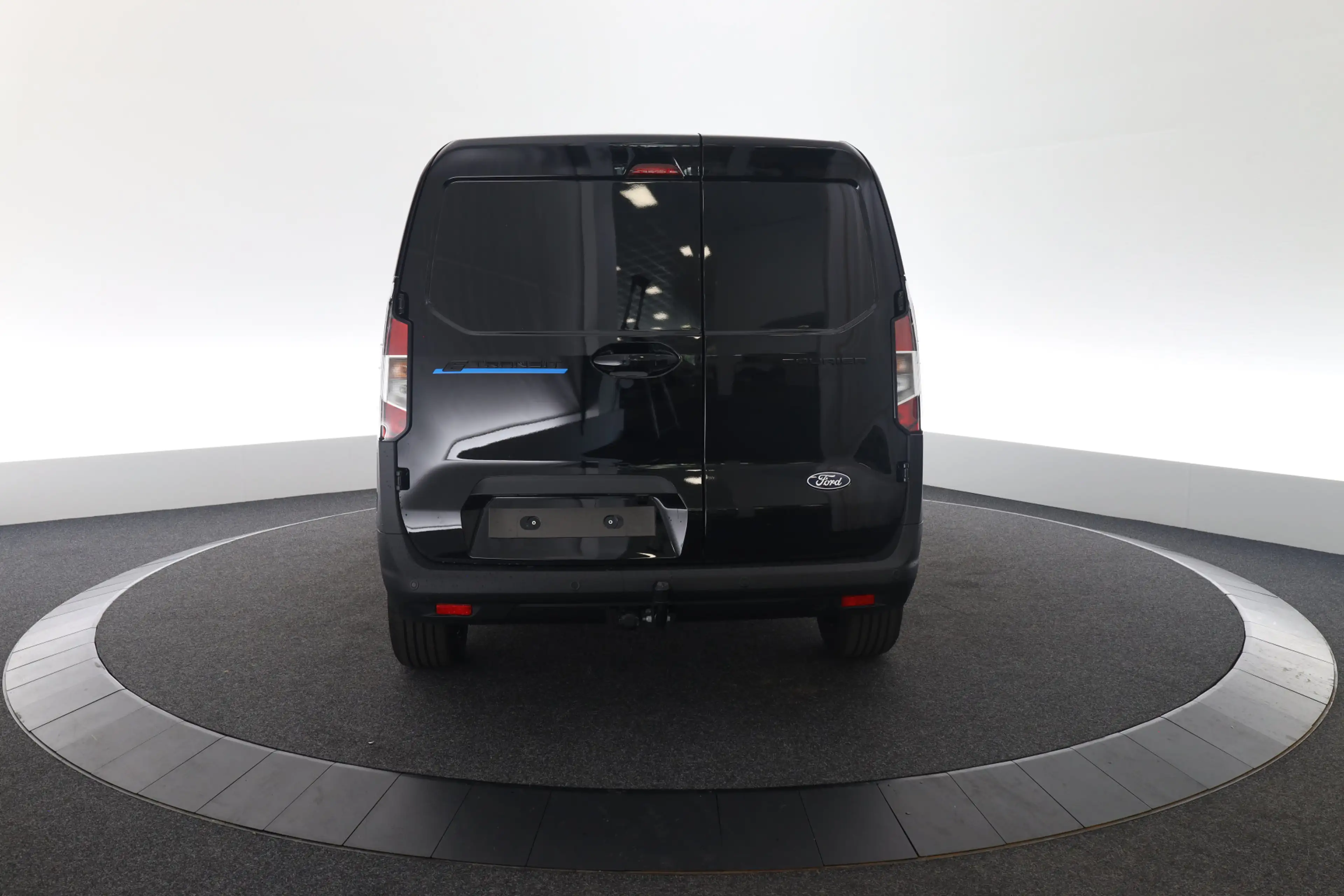 Ford E-Transit Cour. Limited 44 kWh — photo 9