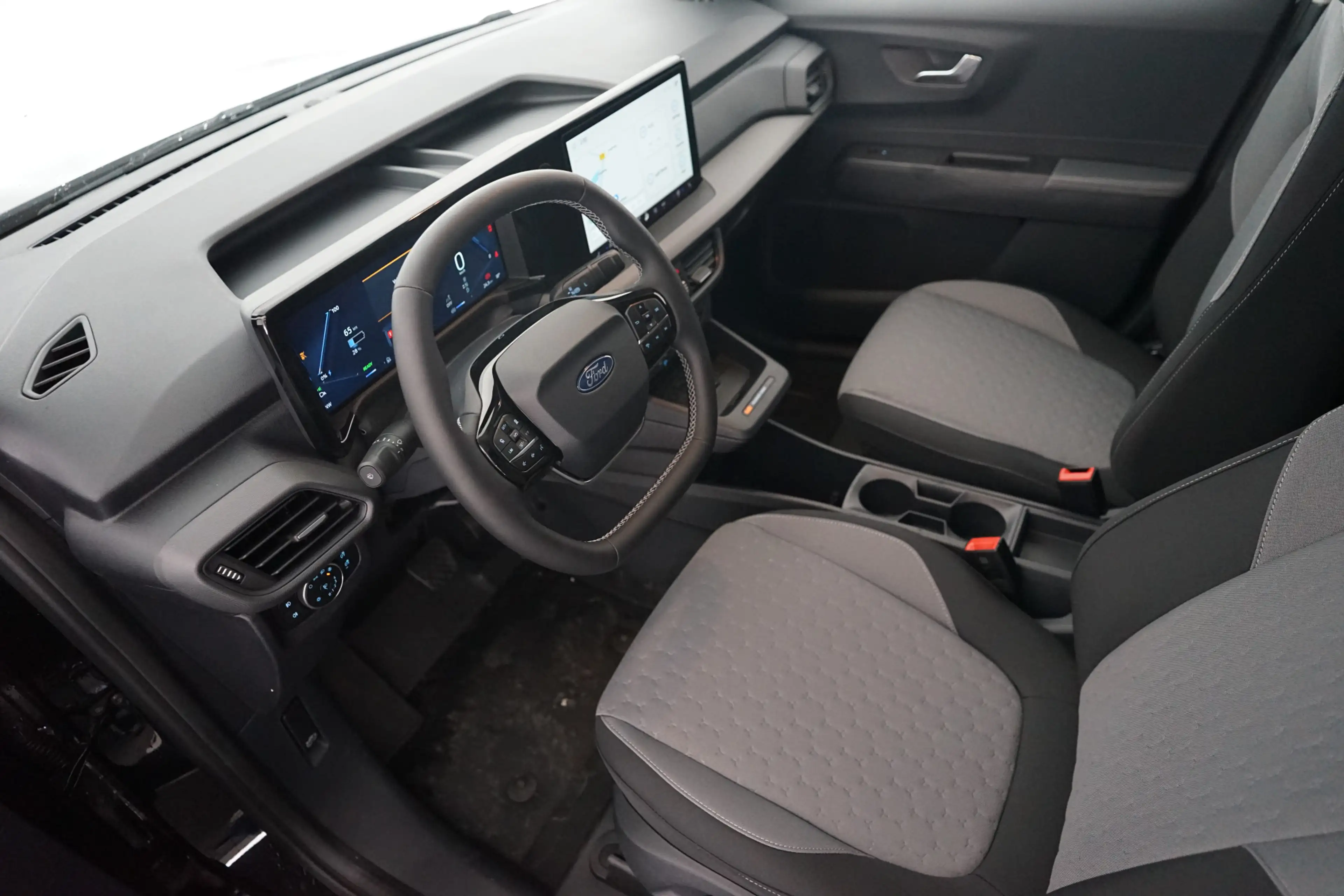 Ford E-Transit Cour. Limited 44 kWh — photo 13