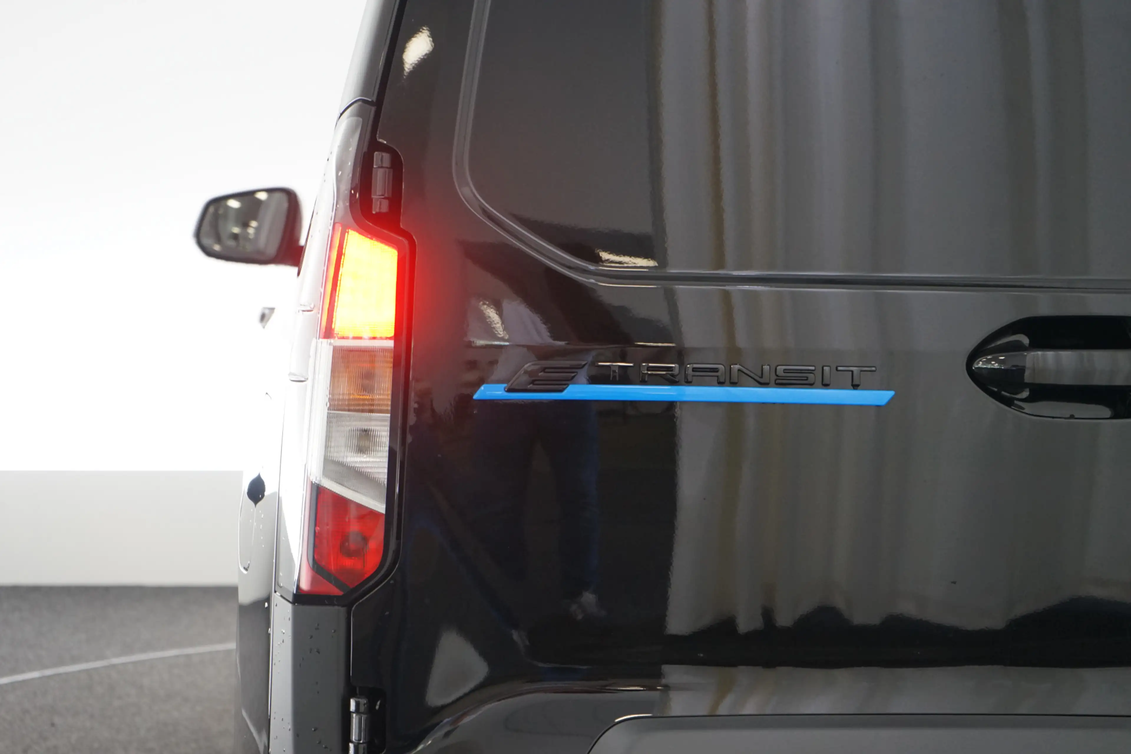 Ford E-Transit Cour. Limited 44 kWh — photo 10