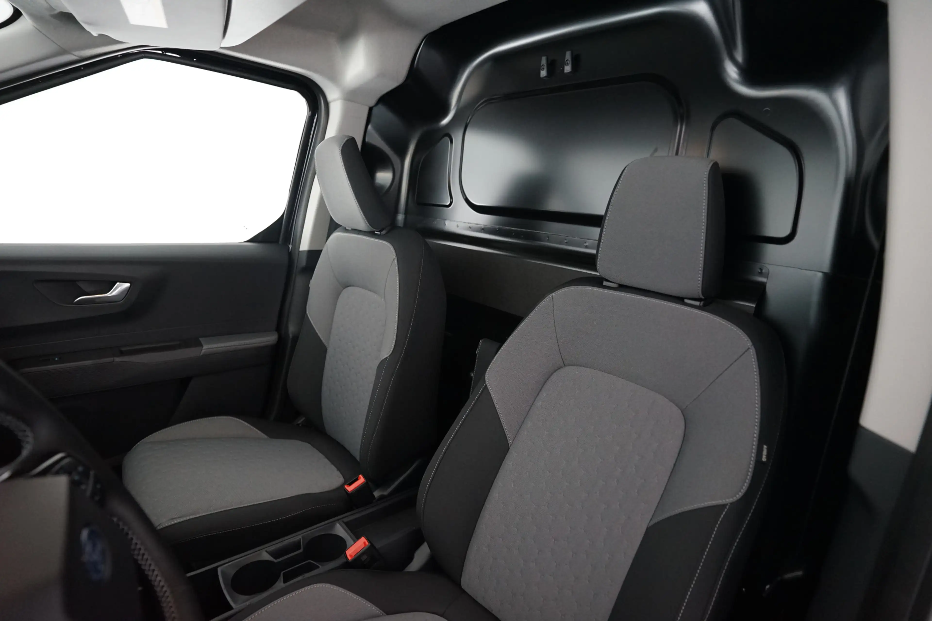 Ford E-Transit Cour. Limited 44 kWh — photo 14