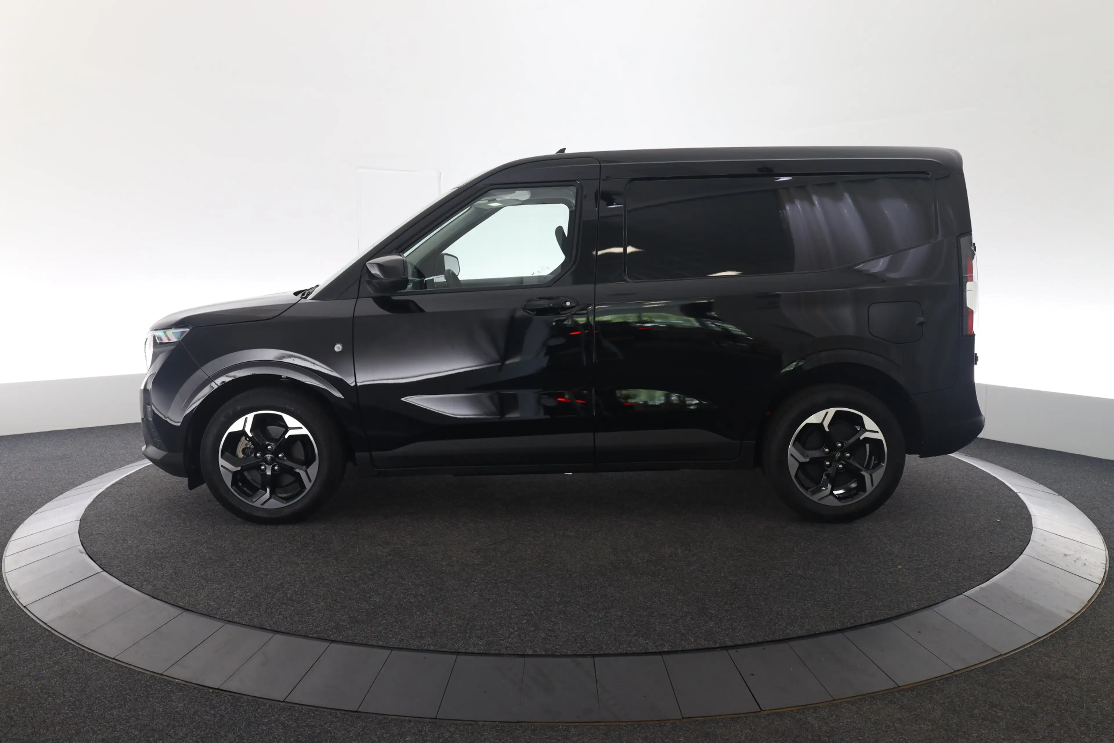 Ford E-Transit Cour. Limited 44 kWh — photo 4