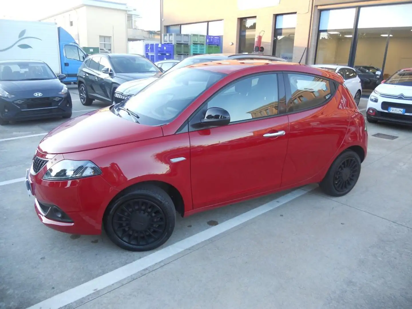 Lancia Ypsilon 1.0 FireFly 5 porte S&S Hybrid Silver Rosso - 2