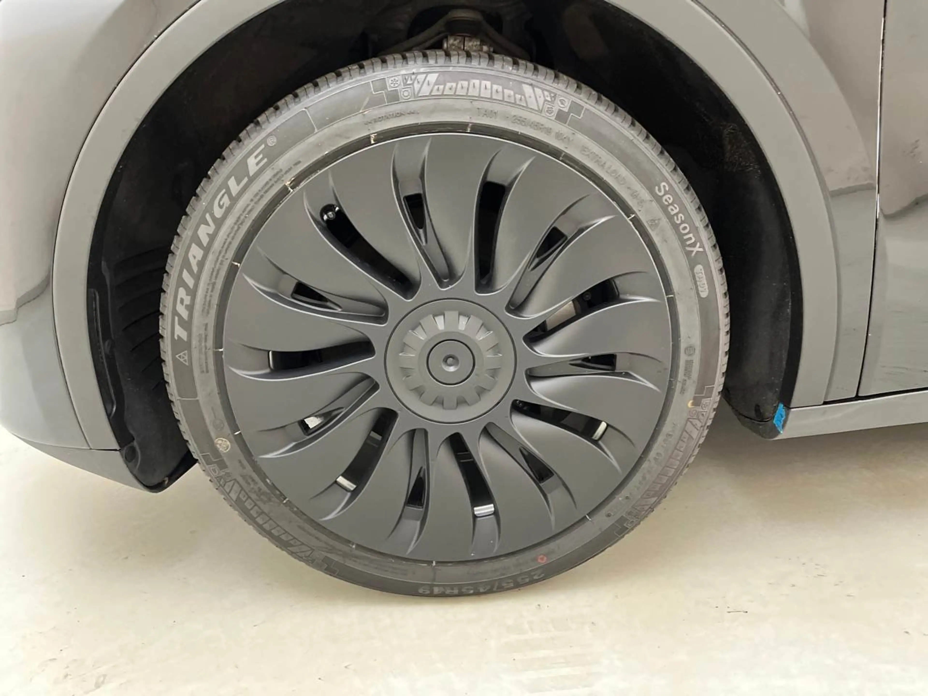 Tesla Model Y Maximale Reichweite Long Range Dual Pano — photo 11