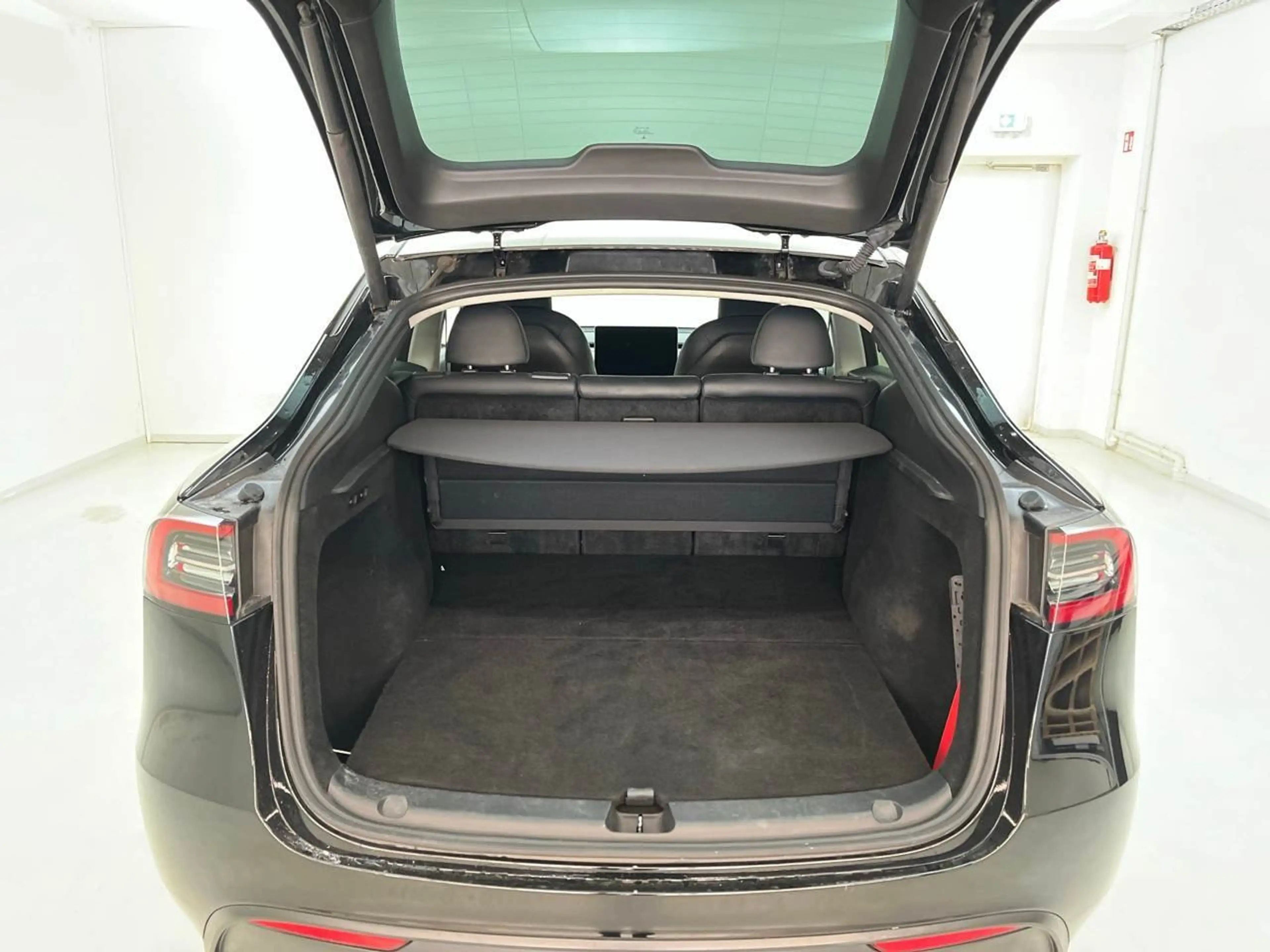 Tesla Model Y Maximale Reichweite Long Range Dual Pano — photo 12