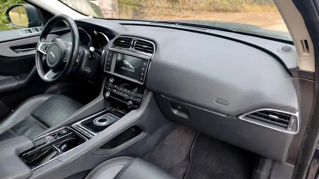 Jaguar F-Pace view 10