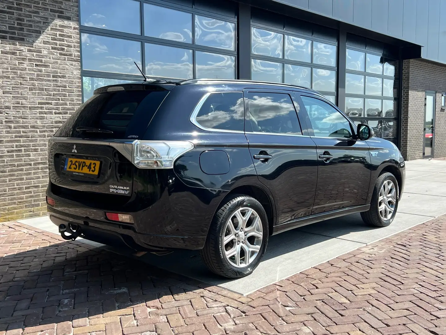 Mitsubishi Outlander 2.0 PHEV Intense + | 1/2 Leer | Clima | Cruise | Zwart - 2