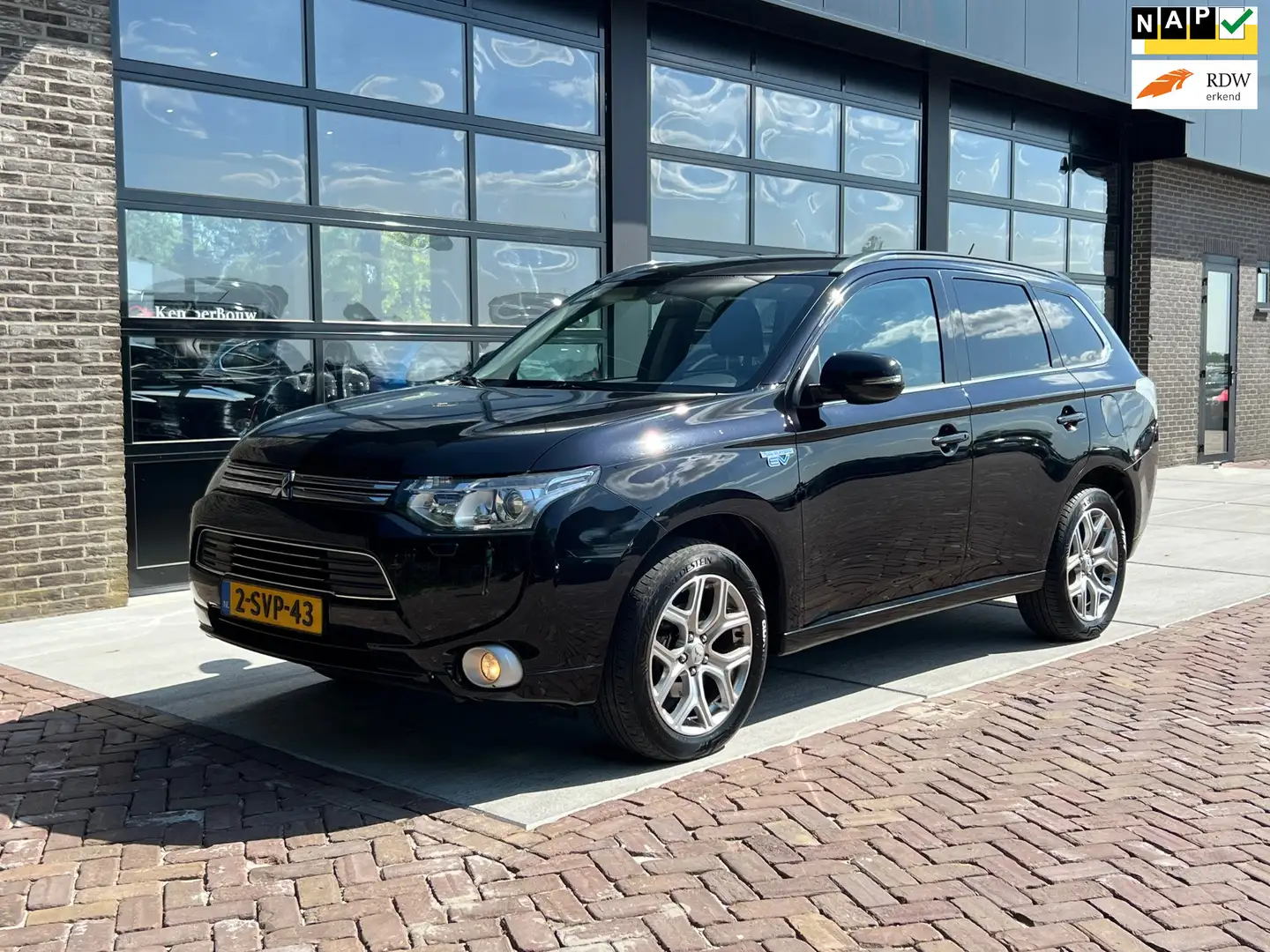 Mitsubishi Outlander 2.0 PHEV Intense + | 1/2 Leer | Clima | Cruise | Zwart - 1