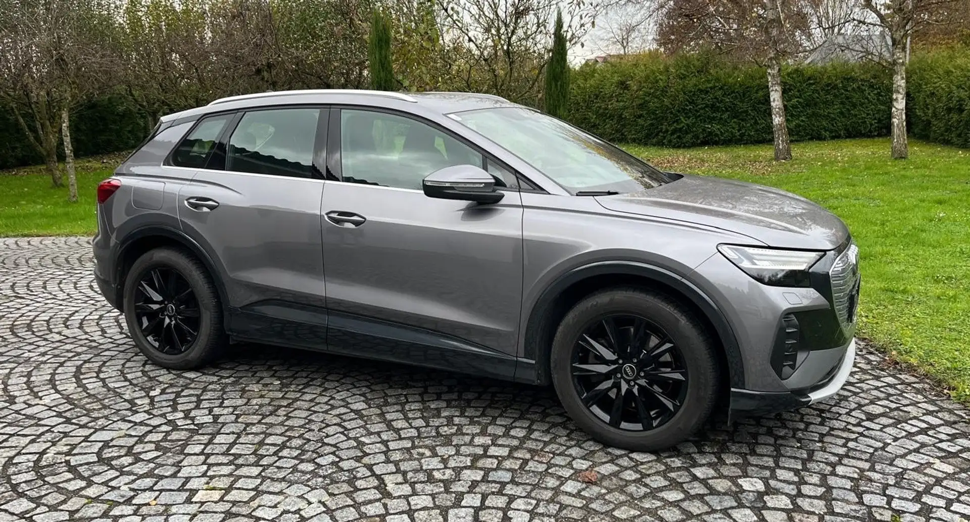 Audi Q4 e-tron 40, 150kW 82kWh Grau - 1