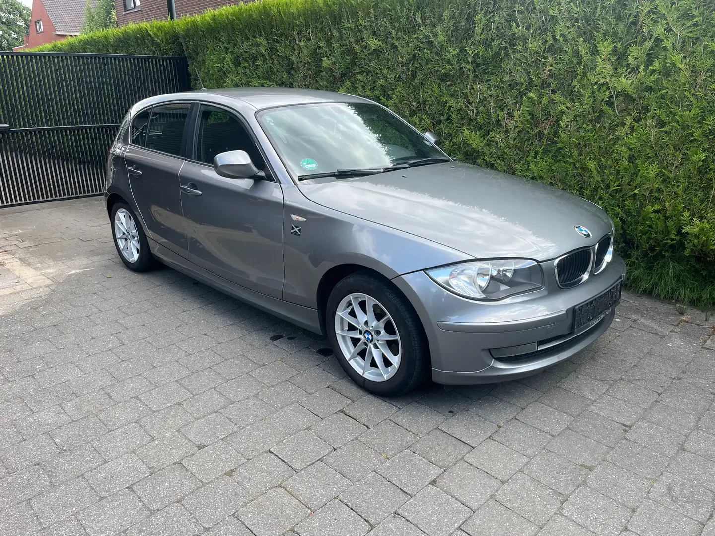 BMW 116 116i Crossed Flag Airco / Benzine / Bluetooth Grijs - 1
