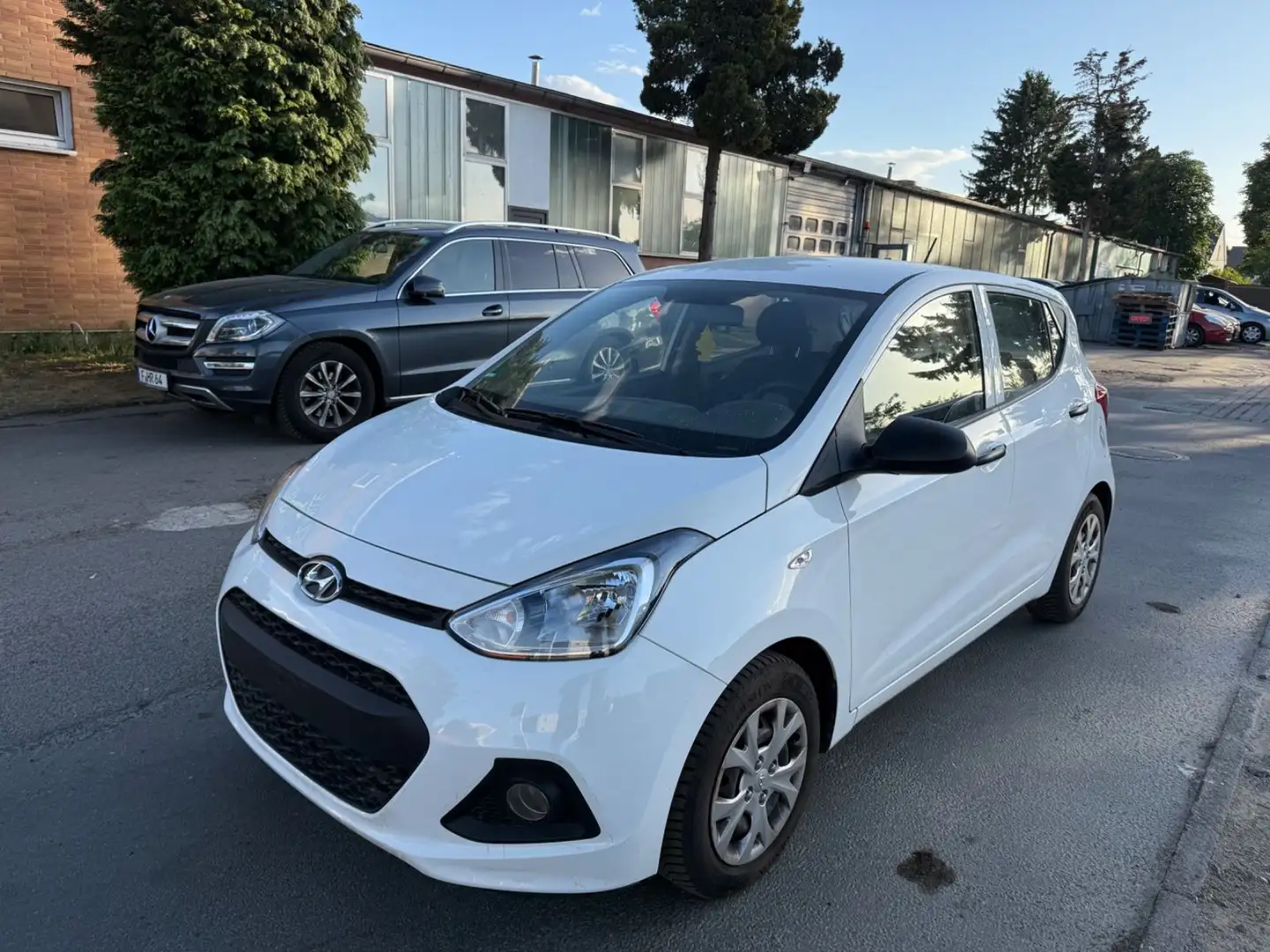 Hyundai i10 1.0 YES! AUTOMATIK KLIMA Blanc - 1