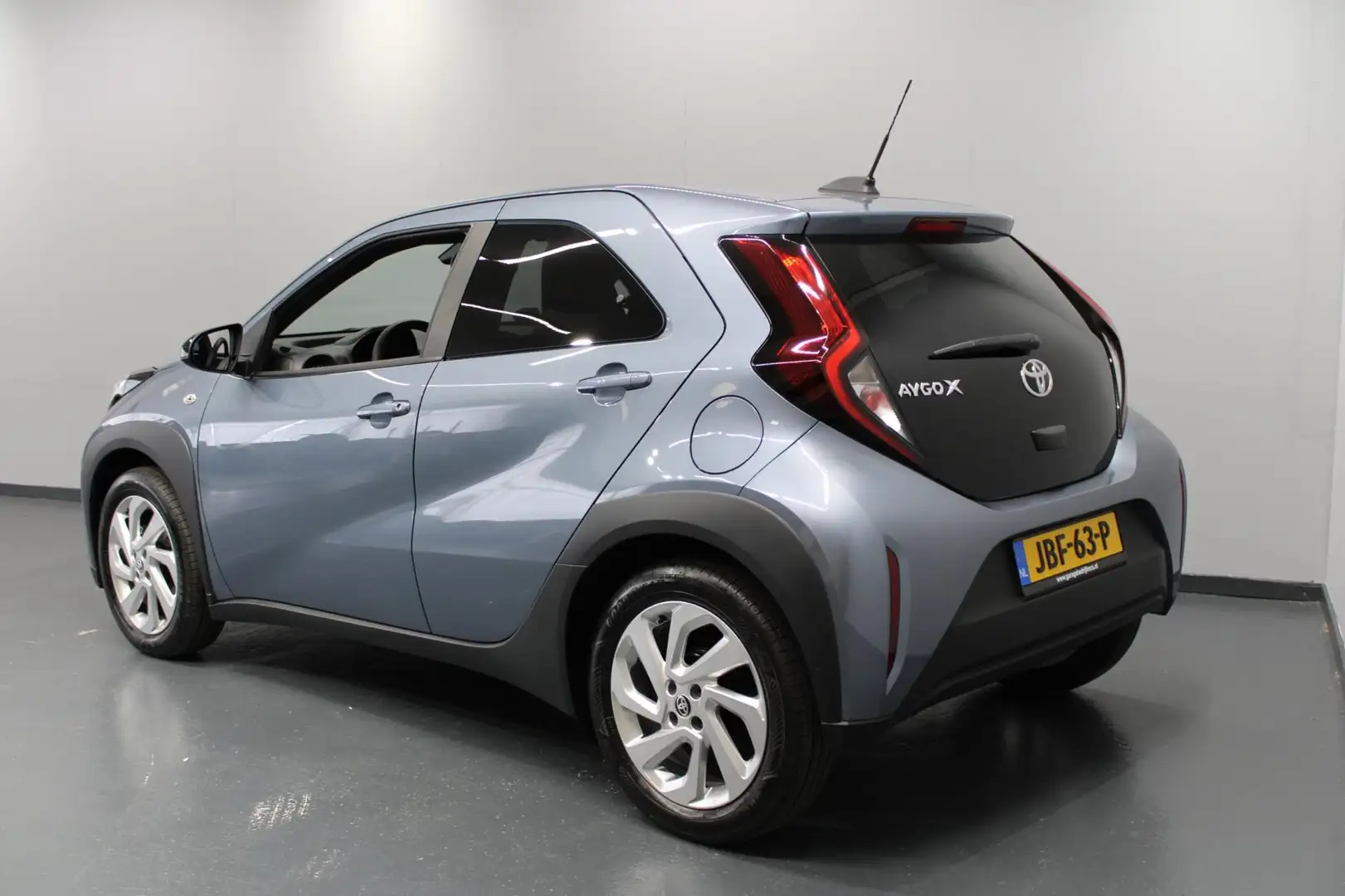 Toyota Aygo X 1.0 VVT-i MT Envy / Fabrieksgarantie / Camera / St Grijs - 2