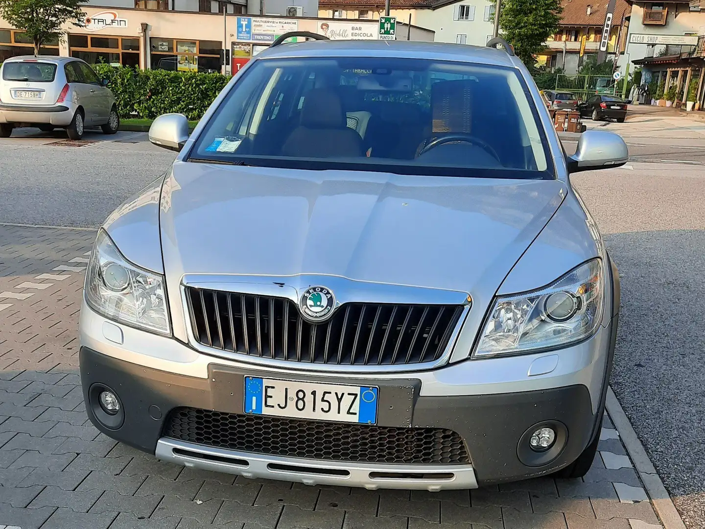 Skoda Octavia 4 x 4 - Scout- cambio automatico DSG 6 marce Argento - 1