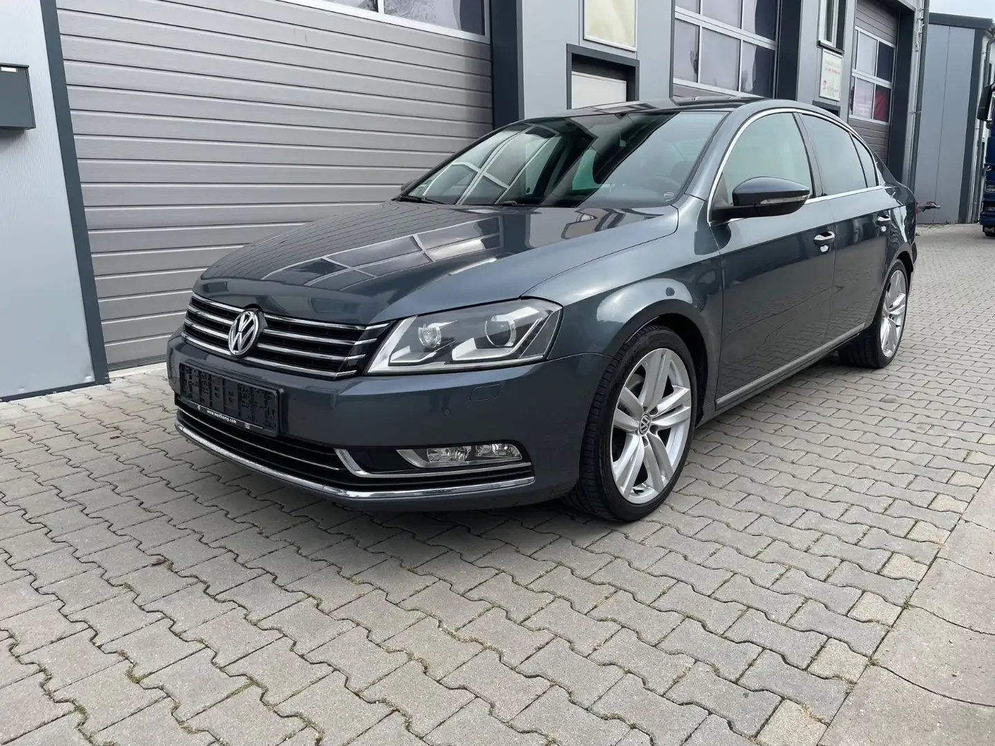 Volkswagen Passat Lim. Highline Automatik Leder DYN Audio Grau - 1
