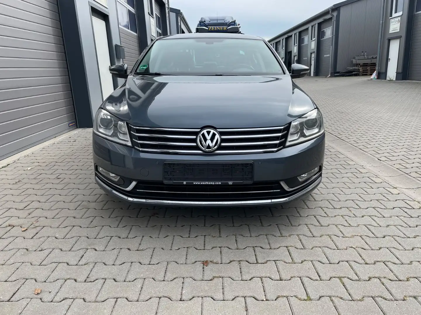 Volkswagen Passat Lim. Highline Automatik Leder DYN Audio Grau - 2