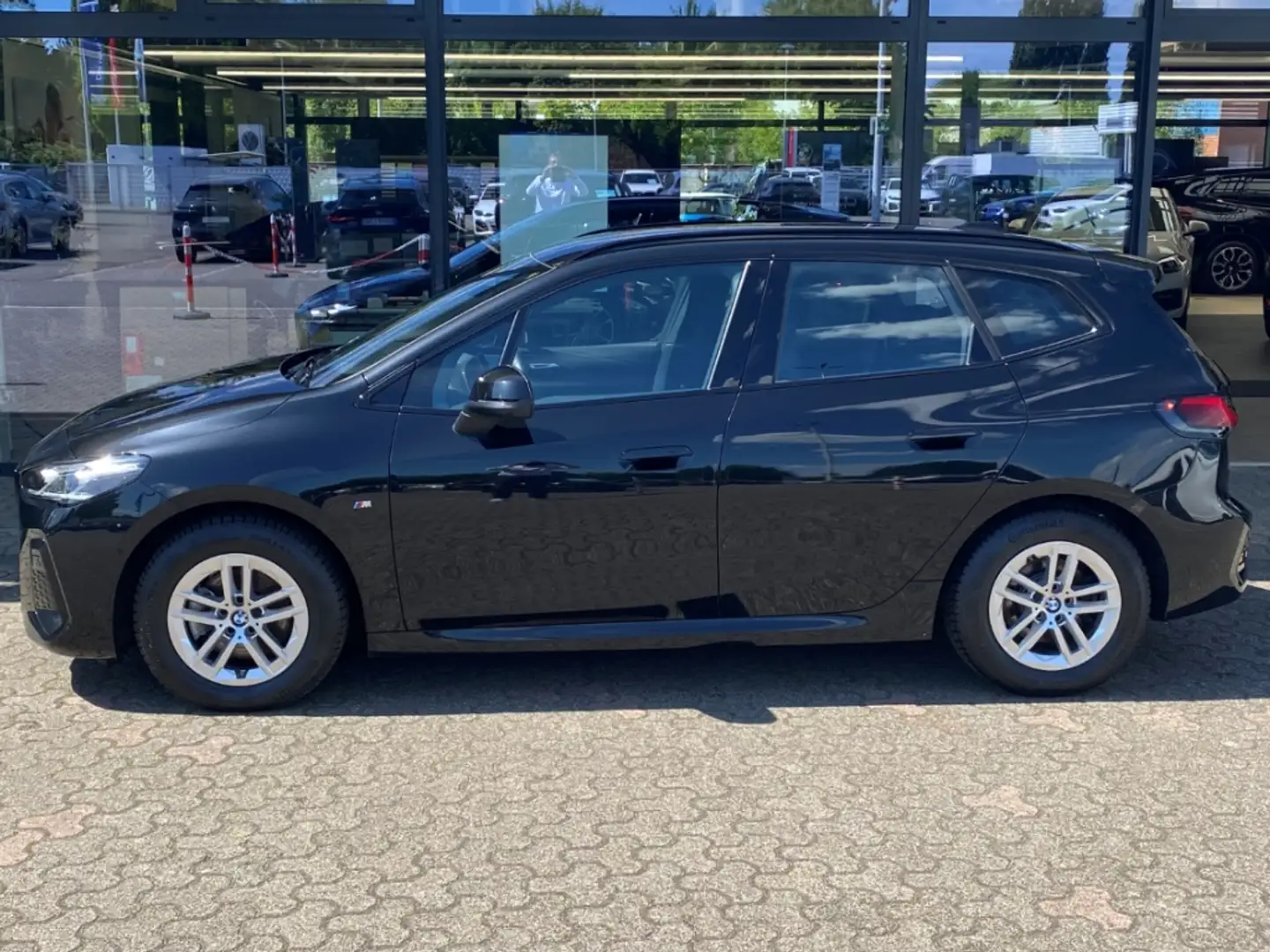 BMW 220 Active Tourer i M Sport AHK HUD Harman/Kardon Park Schwarz - 2