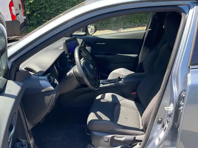 Toyota C-HR view 9