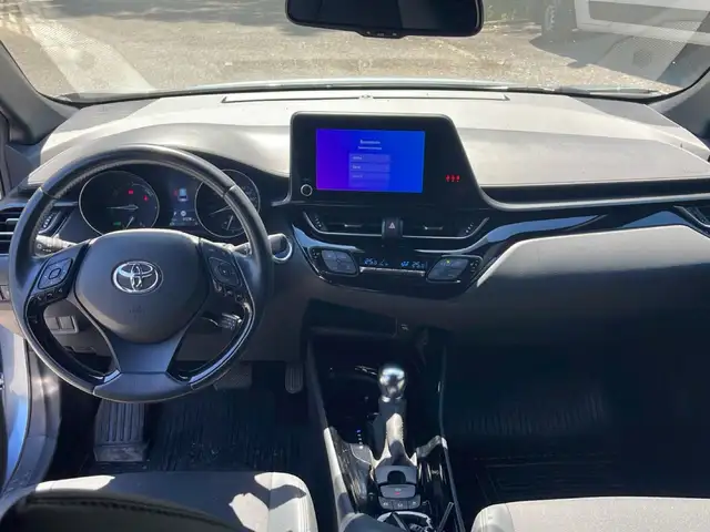Toyota C-HR view 11