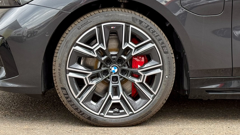 BMW 550 e xDrive — photo 7