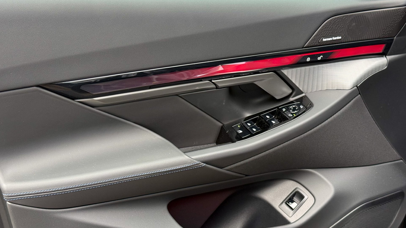 BMW 550 e xDrive — photo 12