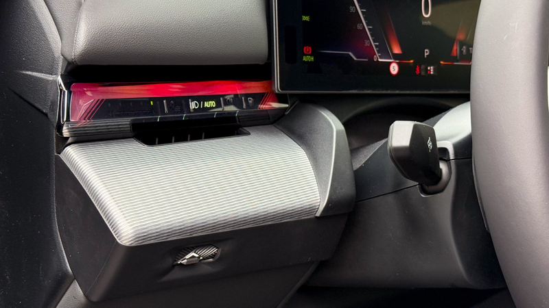 BMW 550 e xDrive — photo 11