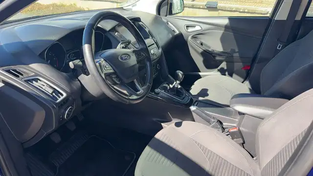 Ford Focus view 8