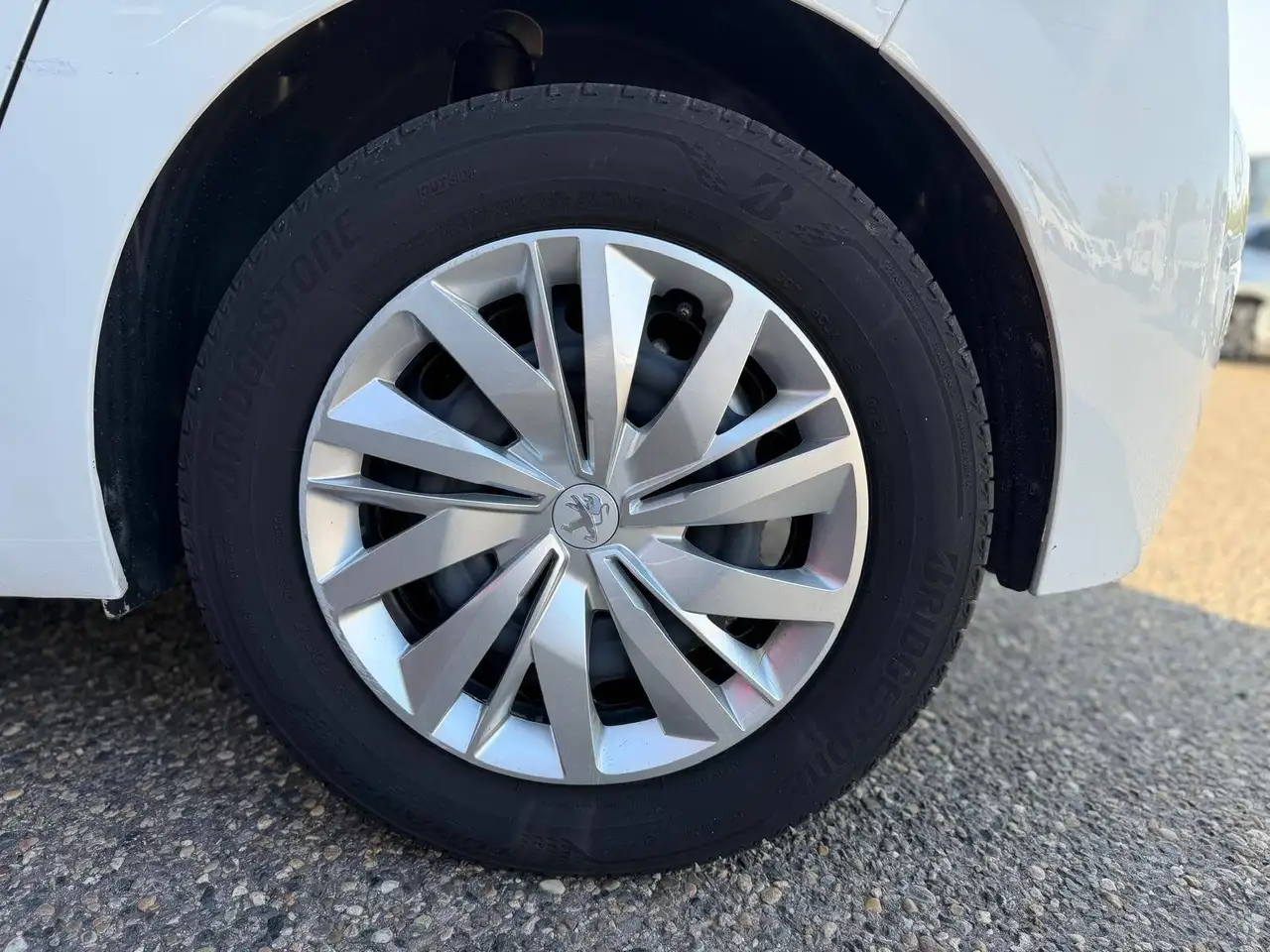 Peugeot 208 208 — photo 17