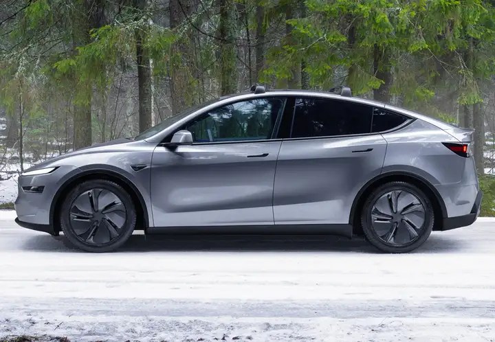 Tesla Model Y 2023, foto 17