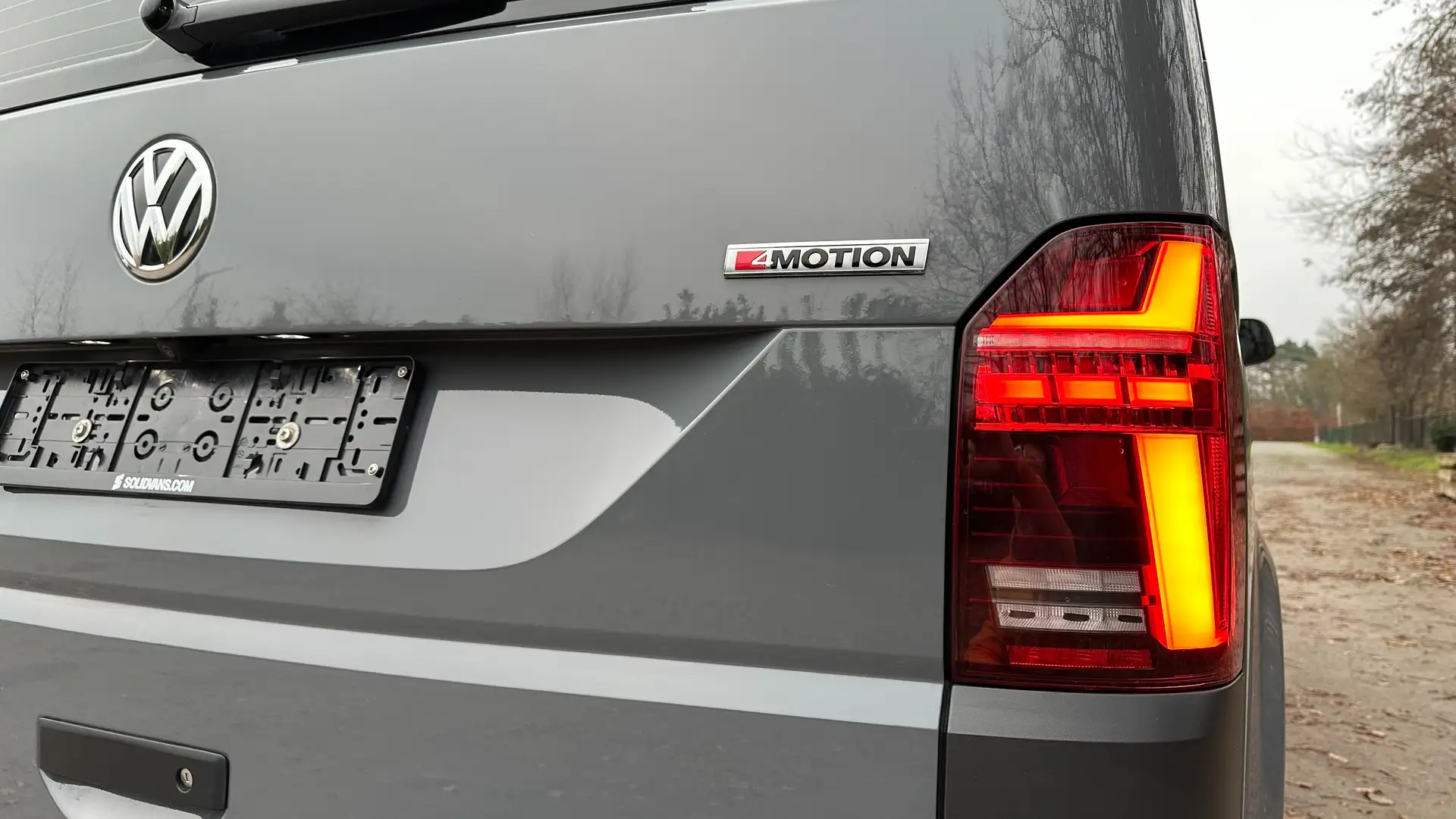 Volkswagen T6.1 Transporter 2.0 TDi SCR 4Motion BMT DSG (EU6d-TEMP) Grijs - 2